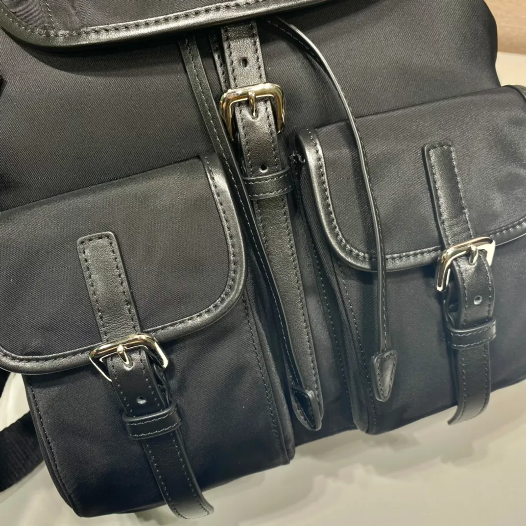 💰1120🎉New Backpack🎉1BZ677B👍👍This nylon backpack is trimmed with fine calf leather, blends a variety of materials, and is decorated with a spaghetti logo, a flap design and two front pockets, highlighting fashionable elegance. Lightweight and practical, the upper body effect is super stylish, and it can be matched at will😘😘Fully upgraded nylon fabric👍👍👏👏👏 Length 24x Height 28x Bottom 12cm