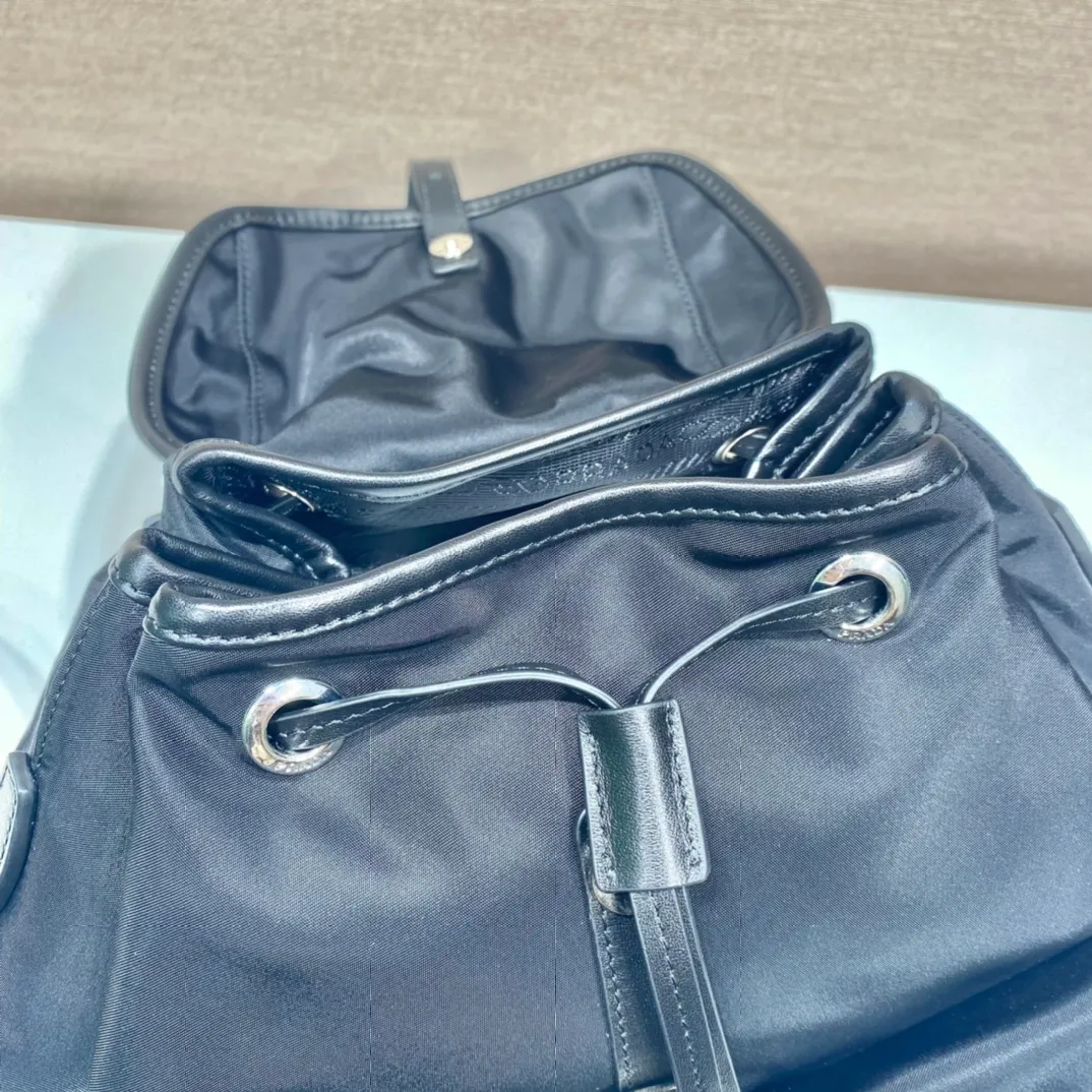 💰1120🎉New Backpack🎉1BZ677B👍👍This nylon backpack is trimmed with fine calf leather, blends a variety of materials, and is decorated with a spaghetti logo, a flap design and two front pockets, highlighting fashionable elegance. Lightweight and practical, the upper body effect is super stylish, and it can be matched at will😘😘Fully upgraded nylon fabric👍👍👏👏👏 Length 24x Height 28x Bottom 12cm