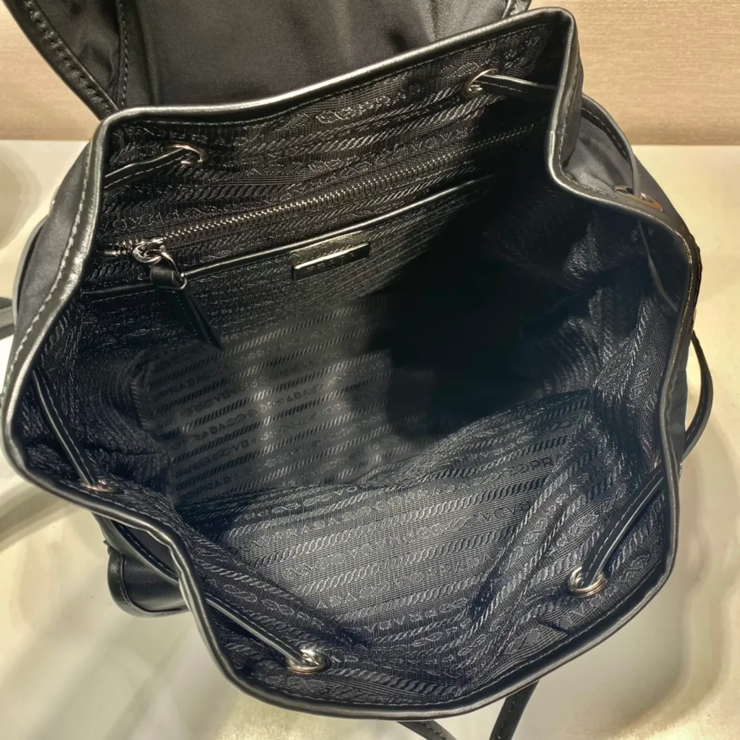 💰1120🎉New Backpack🎉1BZ677B👍👍This nylon backpack is trimmed with fine calf leather, blends a variety of materials, and is decorated with a spaghetti logo, a flap design and two front pockets, highlighting fashionable elegance. Lightweight and practical, the upper body effect is super stylish, and it can be matched at will😘😘Fully upgraded nylon fabric👍👍👏👏👏 Length 24x Height 28x Bottom 12cm