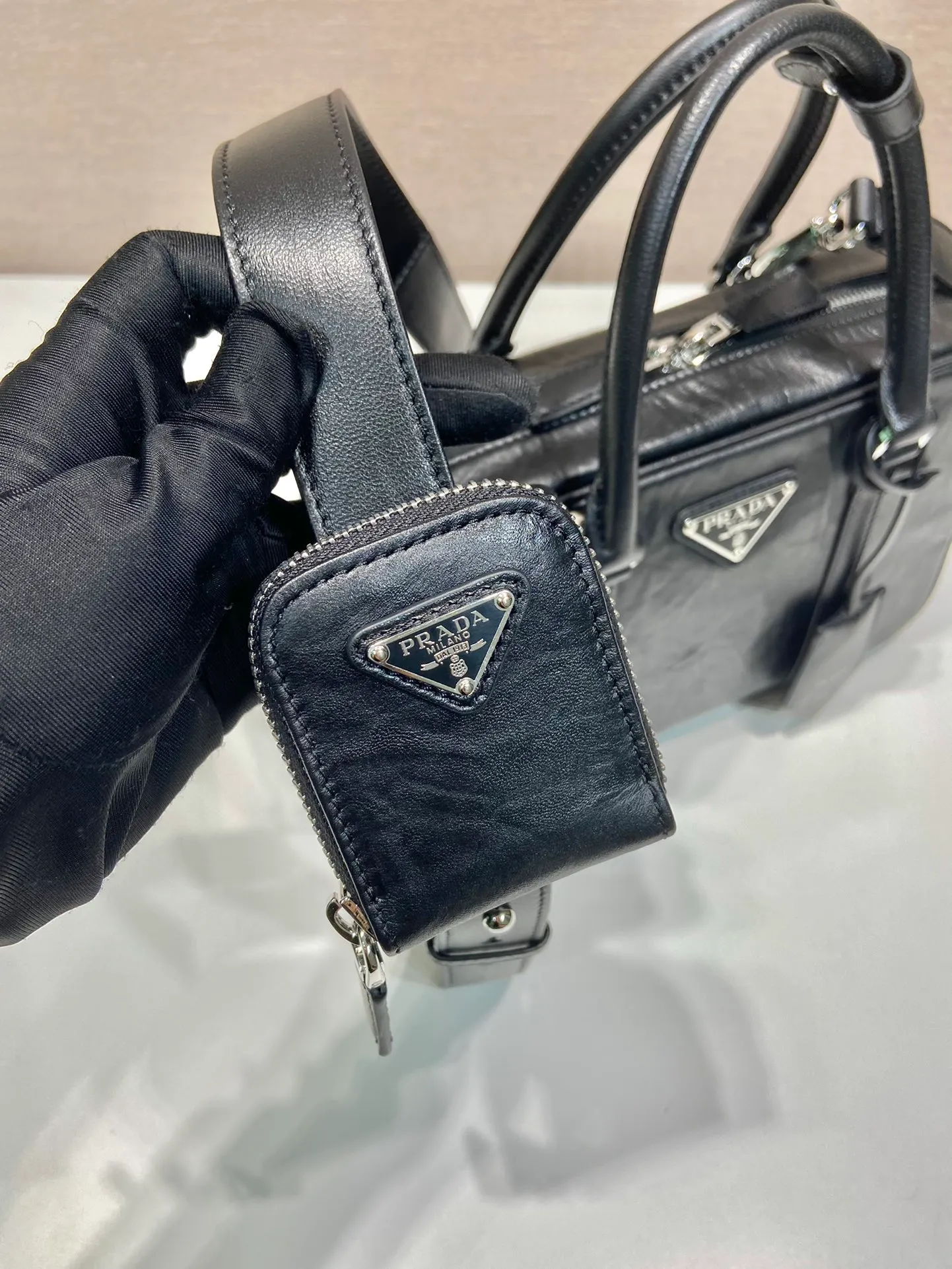 💰1800🎉New Boston🎉1BB092 catwalk model🎉🎉 This casual and classic handbag is made of soft sheep leather inside and outside. The hand-made pleat effect is particularly fashionable. It is equipped with a detachable long shoulder strap and a small coin purse with large capacity. It was also unveiled in the 2023 spring and summer series fashion show. The upper body effect must be eye-catching. Baby, hurry up and get it🎉🎉 Length 24x Height 15.5x Bottom 7cm
