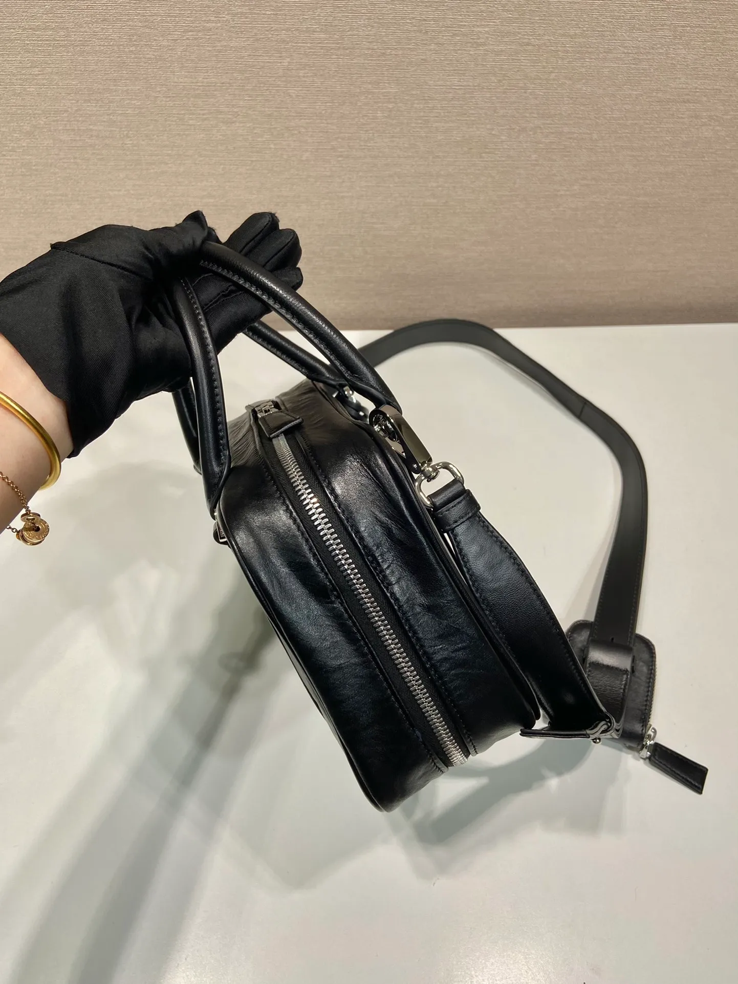 💰1800🎉New Boston🎉1BB092 catwalk model🎉🎉 This casual and classic handbag is made of soft sheep leather inside and outside. The hand-made pleat effect is particularly fashionable. It is equipped with a detachable long shoulder strap and a small coin purse with large capacity. It was also unveiled in the 2023 spring and summer series fashion show. The upper body effect must be eye-catching. Baby, hurry up and get it🎉🎉 Length 24x Height 15.5x Bottom 7cm