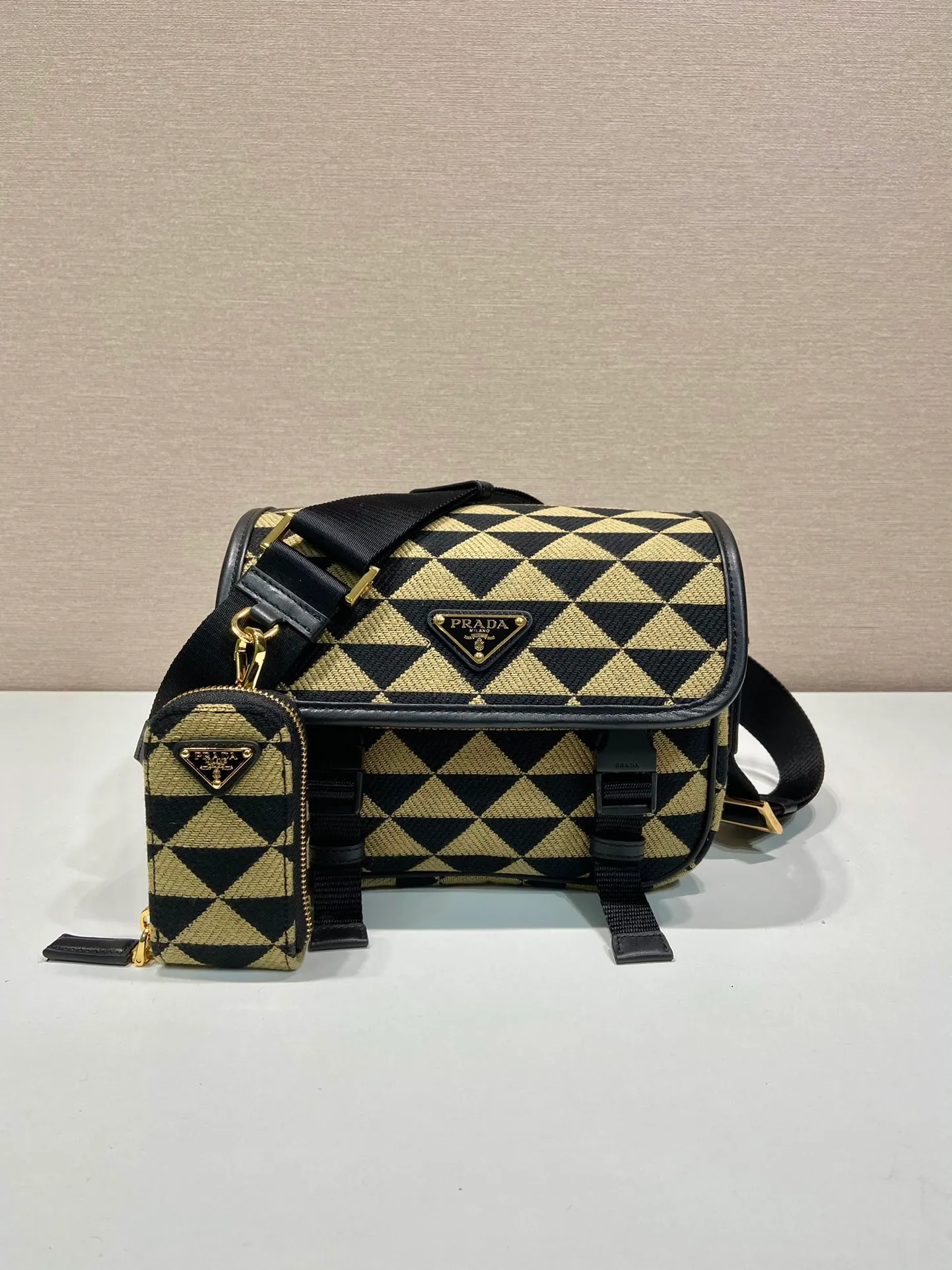 💰1500🎉Embroidered fabric messenger bag🎉2VD034🎉🎉 This embroidered messenger bag is made of imported saffiano leather and unique embroidered fabric fabric🎉🎉The geometric design is transformed into exquisite modernist patterns, playing with contrasting colors, and equipped with a detachable and adjustable nylon webbing shoulder strap. The upper body effect is very cool. It is suitable for both men and women. If you like babies, hurry up and get it.🎉🎉l Length 22x Height 16x Bottom 8.5cm