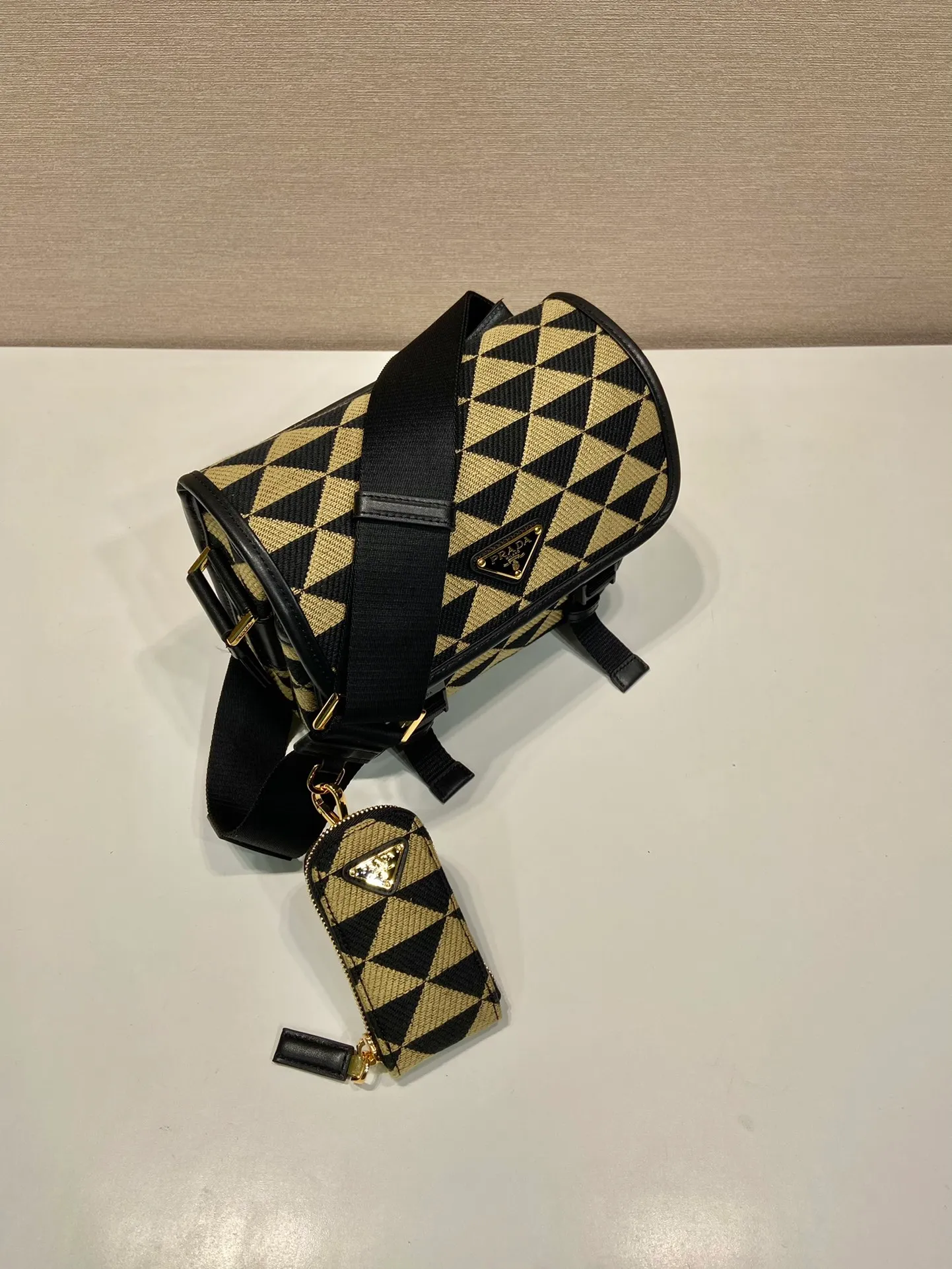 💰1500🎉Embroidered fabric messenger bag🎉2VD034🎉🎉 This embroidered messenger bag is made of imported saffiano leather and unique embroidered fabric fabric🎉🎉The geometric design is transformed into exquisite modernist patterns, playing with contrasting colors, and equipped with a detachable and adjustable nylon webbing shoulder strap. The upper body effect is very cool. It is suitable for both men and women. If you like babies, hurry up and get it.🎉🎉l Length 22x Height 16x Bottom 8.5cm