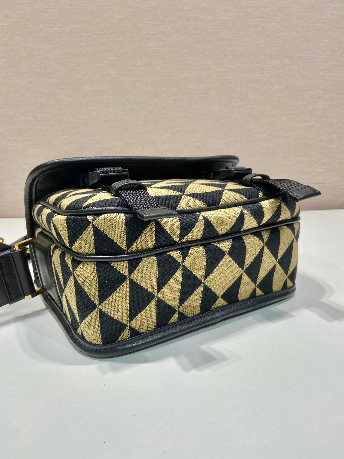 💰1500🎉Embroidered fabric messenger bag🎉2VD034🎉🎉 This embroidered messenger bag is made of imported saffiano leather and unique embroidered fabric fabric🎉🎉The geometric design is transformed into exquisite modernist patterns, playing with contrasting colors, and equipped with a detachable and adjustable nylon webbing shoulder strap. The upper body effect is very cool. It is suitable for both men and women. If you like babies, hurry up and get it.🎉🎉l Length 22x Height 16x Bottom 8.5cm