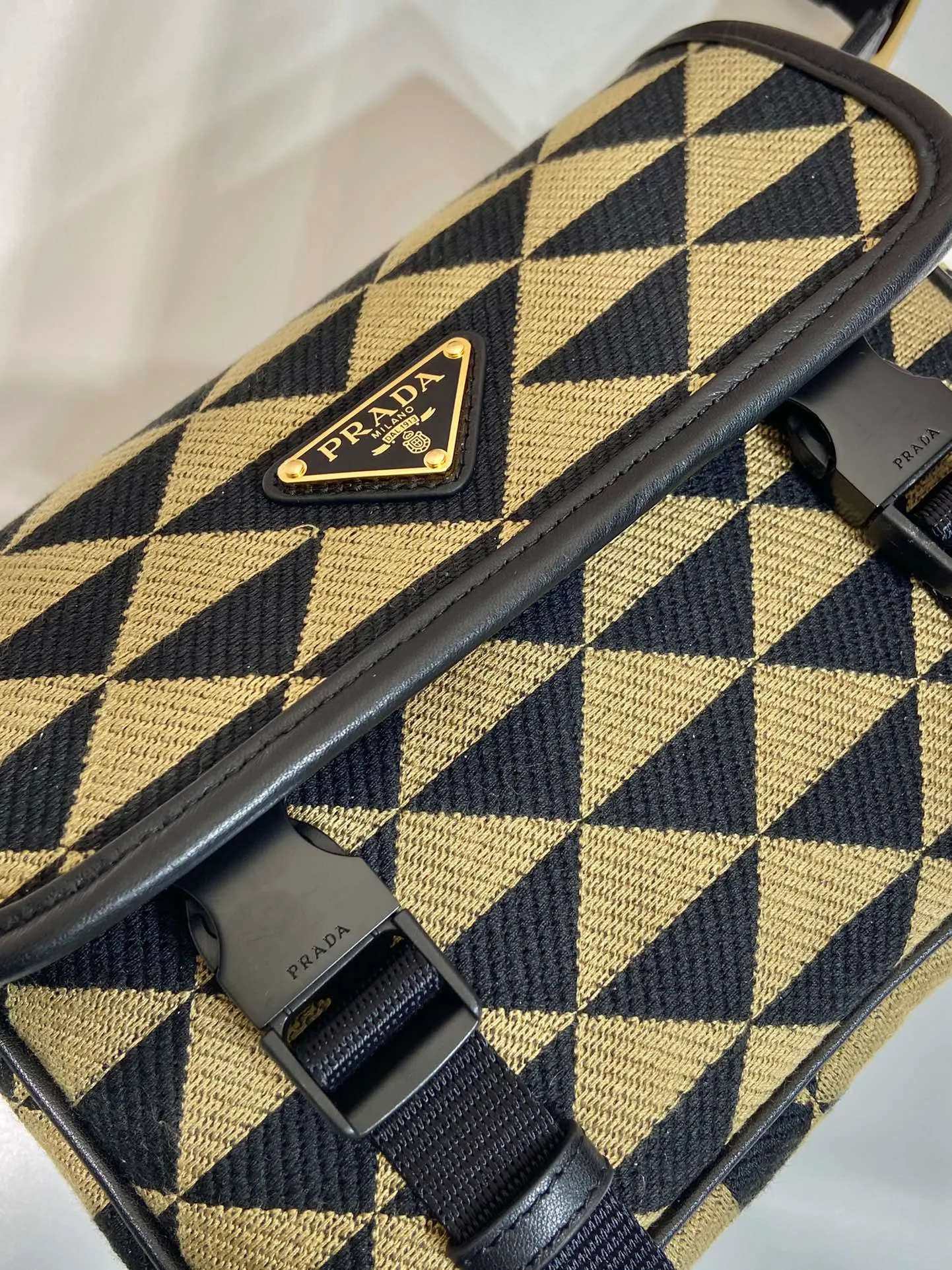 💰1500🎉Embroidered fabric messenger bag🎉2VD034🎉🎉 This embroidered messenger bag is made of imported saffiano leather and unique embroidered fabric fabric🎉🎉The geometric design is transformed into exquisite modernist patterns, playing with contrasting colors, and equipped with a detachable and adjustable nylon webbing shoulder strap. The upper body effect is very cool. It is suitable for both men and women. If you like babies, hurry up and get it.🎉🎉l Length 22x Height 16x Bottom 8.5cm