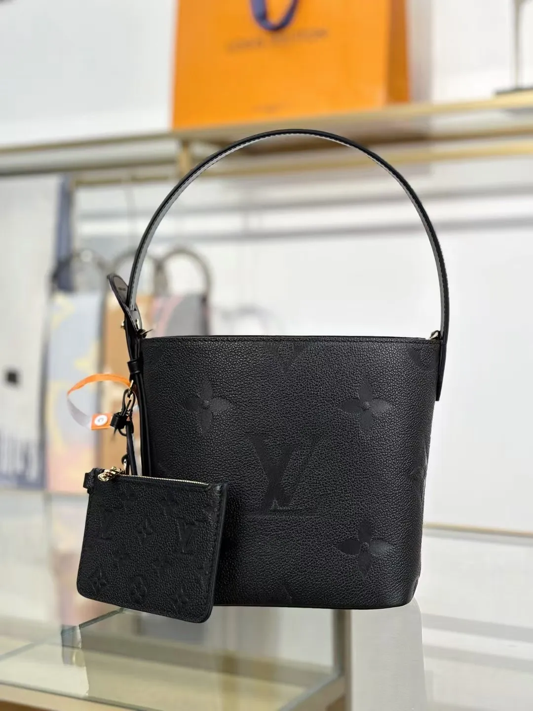 P¥1360👉nfc163C01 dynamic chip👈 [100% MB special grade original leather, all steel hardware, original leather] This All In BB handbag integrates modern design concepts into elegant silhouette and ample space. Monogram Empreinte leather craftsmanship creates a simple bucket bag structure, the iconic nameplate and metal padlock highlight the exquisite details, and the adjustable handle pays homage to the brand's trunk-making heritage. Embossed grained cow leather - Cow leather trim - Textile lining - Metal hardware - Magnetic and hook closure - Removable zippered interior pocket - A brand name - Padlock - Holds your smartphone, keys, Zippy wallet and headphones - Shoulder strap: non-detachable, adjustable! ! Model: M13480; Size: 16x18x12CM