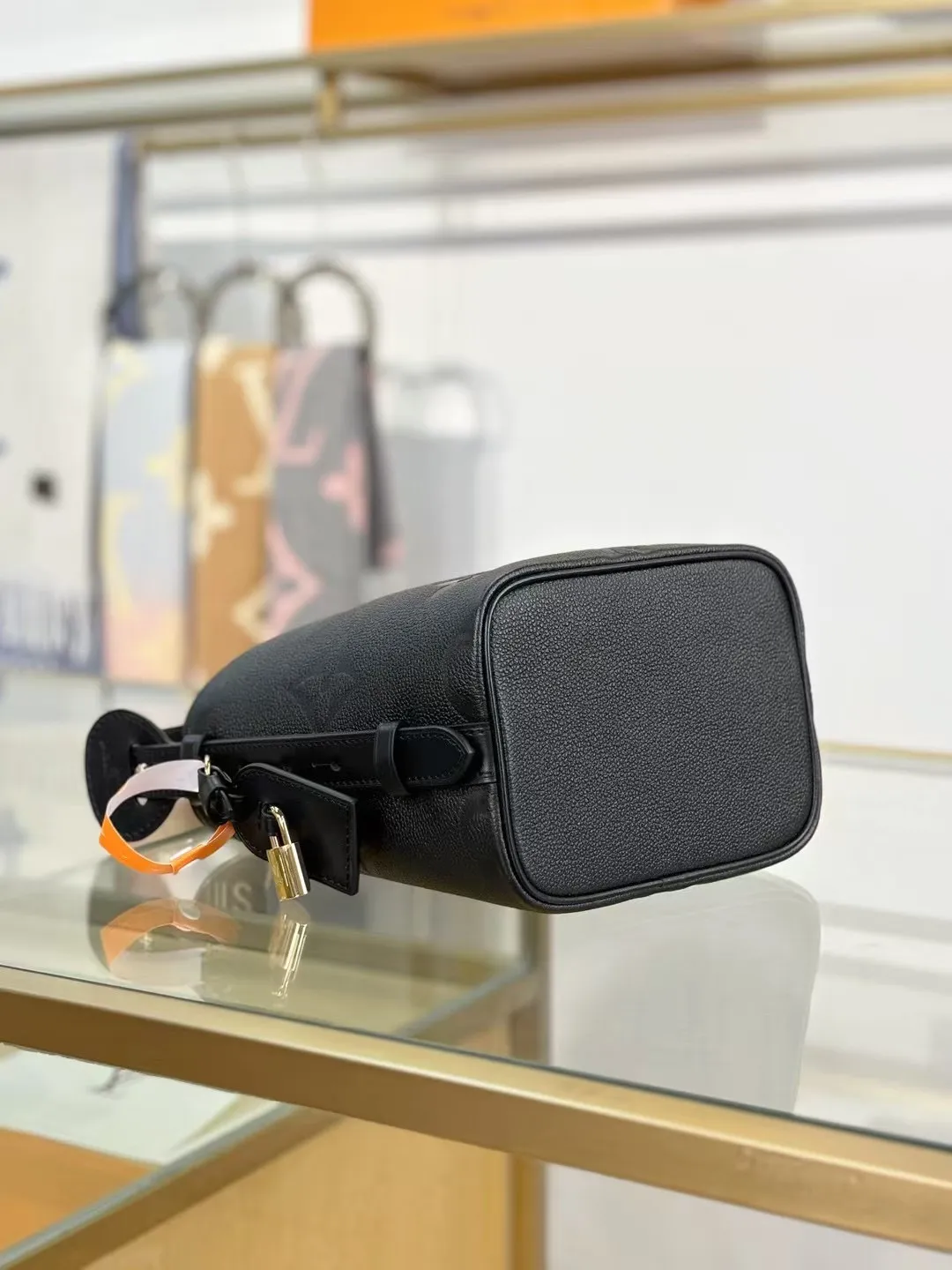 P¥1360👉nfc163C01 dynamic chip👈 [100% MB special grade original leather, all steel hardware, original leather] This All In BB handbag integrates modern design concepts into elegant silhouette and ample space. Monogram Empreinte leather craftsmanship creates a simple bucket bag structure, the iconic nameplate and metal padlock highlight the exquisite details, and the adjustable handle pays homage to the brand's trunk-making heritage. Embossed grained cow leather - Cow leather trim - Textile lining - Metal hardware - Magnetic and hook closure - Removable zippered interior pocket - A brand name - Padlock - Holds your smartphone, keys, Zippy wallet and headphones - Shoulder strap: non-detachable, adjustable! ! Model: M13480; Size: 16x18x12CM
