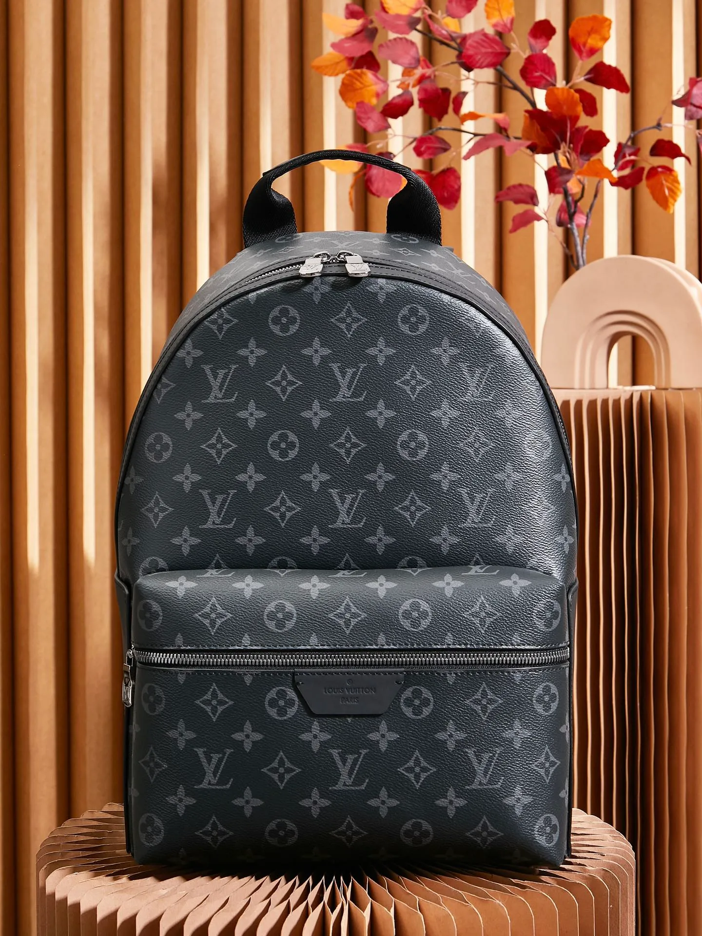 P¥960👉nfc163C01 dynamic chip version👈[Top quality inspection-free pure steel hardware] This Discovery backpack is made of Monogram Eclipse canvas and continues its flexible functionality in a more compact configuration. Exterior pockets, zippered front pockets, and open side pockets provide easy access, while interior pockets keep things organized. Monogram Eclipse coated canvas, cow leather trim, fabric lining, metal hardware, two zipper closure, adjustable shoulder strap, open side pockets, zippered front pocket, inner patch pocket, single handle! ! Model: M22558; Size: 29x38x20CM