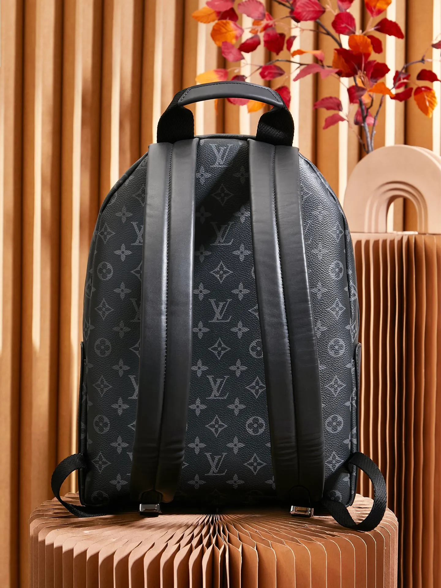 P¥960👉nfc163C01 dynamic chip version👈[Top quality inspection-free pure steel hardware] This Discovery backpack is made of Monogram Eclipse canvas and continues its flexible functionality in a more compact configuration. Exterior pockets, zippered front pockets, and open side pockets provide easy access, while interior pockets keep things organized. Monogram Eclipse coated canvas, cow leather trim, fabric lining, metal hardware, two zipper closure, adjustable shoulder strap, open side pockets, zippered front pocket, inner patch pocket, single handle! ! Model: M22558; Size: 29x38x20CM