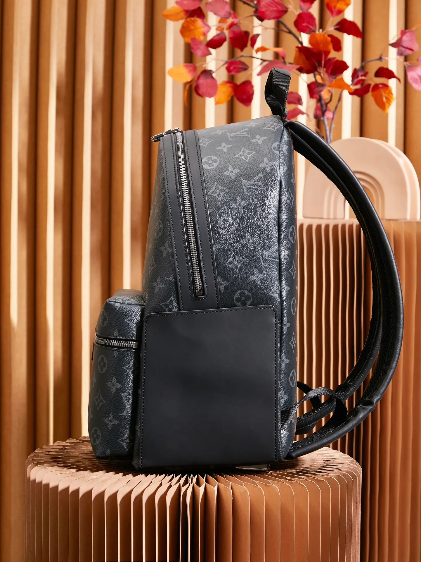 P¥960👉nfc163C01 dynamic chip version👈[Top quality inspection-free pure steel hardware] This Discovery backpack is made of Monogram Eclipse canvas and continues its flexible functionality in a more compact configuration. Exterior pockets, zippered front pockets, and open side pockets provide easy access, while interior pockets keep things organized. Monogram Eclipse coated canvas, cow leather trim, fabric lining, metal hardware, two zipper closure, adjustable shoulder strap, open side pockets, zippered front pocket, inner patch pocket, single handle! ! Model: M22558; Size: 29x38x20CM
