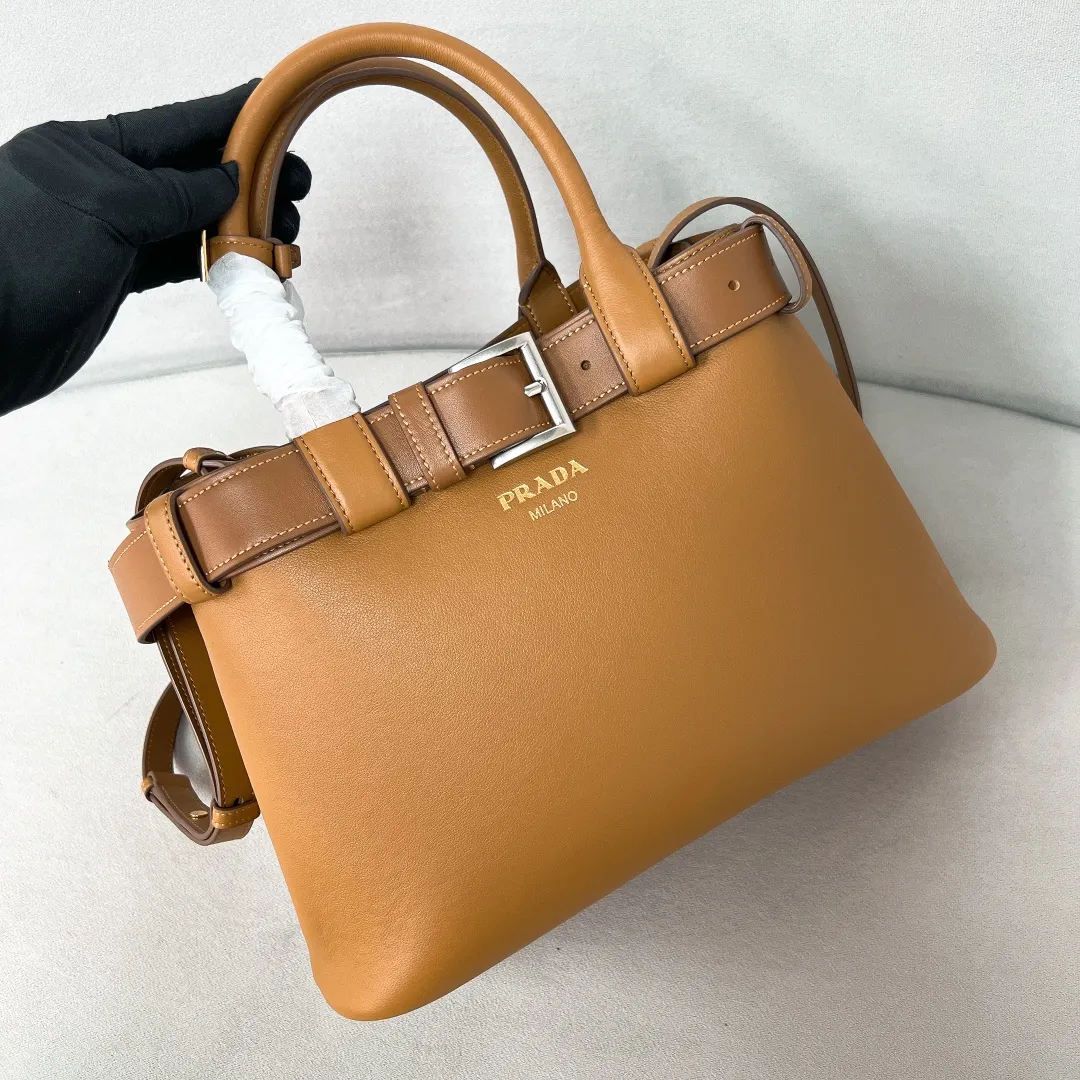 💰2040✨New product launch✨2024 early spring new medium wide drawstring leather handbag 1Ba434 Newly designed leather belt with unique style makes the bag infinitely dynamic. Made of chic and noble lambskin. Elegant and simple body design. Classic gold logo logo on the front. Equipped with adjustable shoulder straps, can be carried or worn cross-body. It has three compartments to meet exquisite storage needs. The perfect details are comparable to those of a brick cabinet. Super 5🌟 size: 32*23*11cm caramel color