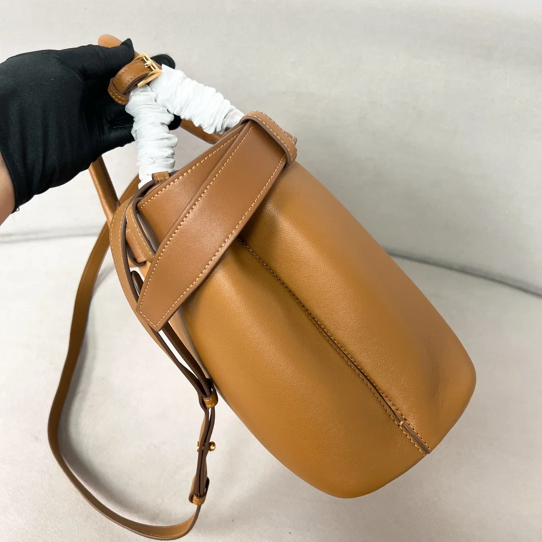 💰2040✨New product launch✨2024 early spring new medium wide drawstring leather handbag 1Ba434 Newly designed leather belt with unique style makes the bag infinitely dynamic. Made of chic and noble lambskin. Elegant and simple body design. Classic gold logo logo on the front. Equipped with adjustable shoulder straps, can be carried or worn cross-body. It has three compartments to meet exquisite storage needs. The perfect details are comparable to those of a brick cabinet. Super 5🌟 size: 32*23*11cm caramel color
