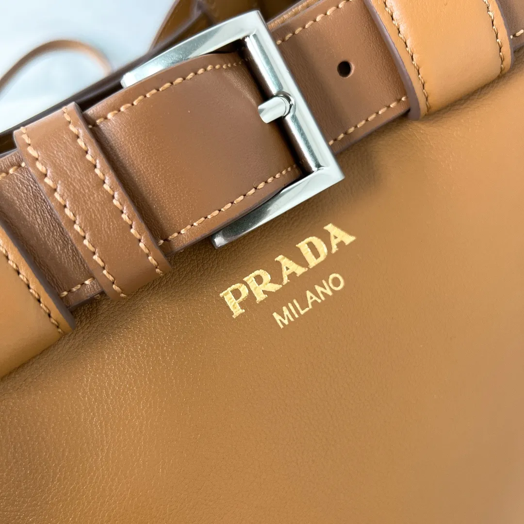 💰2040✨New product launch✨2024 early spring new medium wide drawstring leather handbag 1Ba434 Newly designed leather belt with unique style makes the bag infinitely dynamic. Made of chic and noble lambskin. Elegant and simple body design. Classic gold logo logo on the front. Equipped with adjustable shoulder straps, can be carried or worn cross-body. It has three compartments to meet exquisite storage needs. The perfect details are comparable to those of a brick cabinet. Super 5🌟 size: 32*23*11cm caramel color
