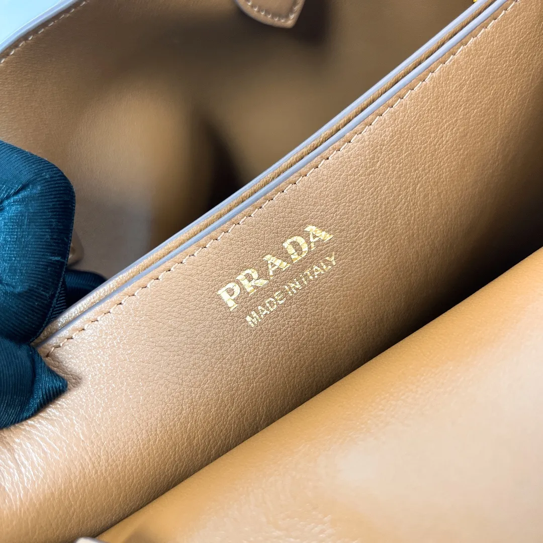 💰2040✨New product launch✨2024 early spring new medium wide drawstring leather handbag 1Ba434 Newly designed leather belt with unique style makes the bag infinitely dynamic. Made of chic and noble lambskin. Elegant and simple body design. Classic gold logo logo on the front. Equipped with adjustable shoulder straps, can be carried or worn cross-body. It has three compartments to meet exquisite storage needs. The perfect details are comparable to those of a brick cabinet. Super 5🌟 size: 32*23*11cm caramel color