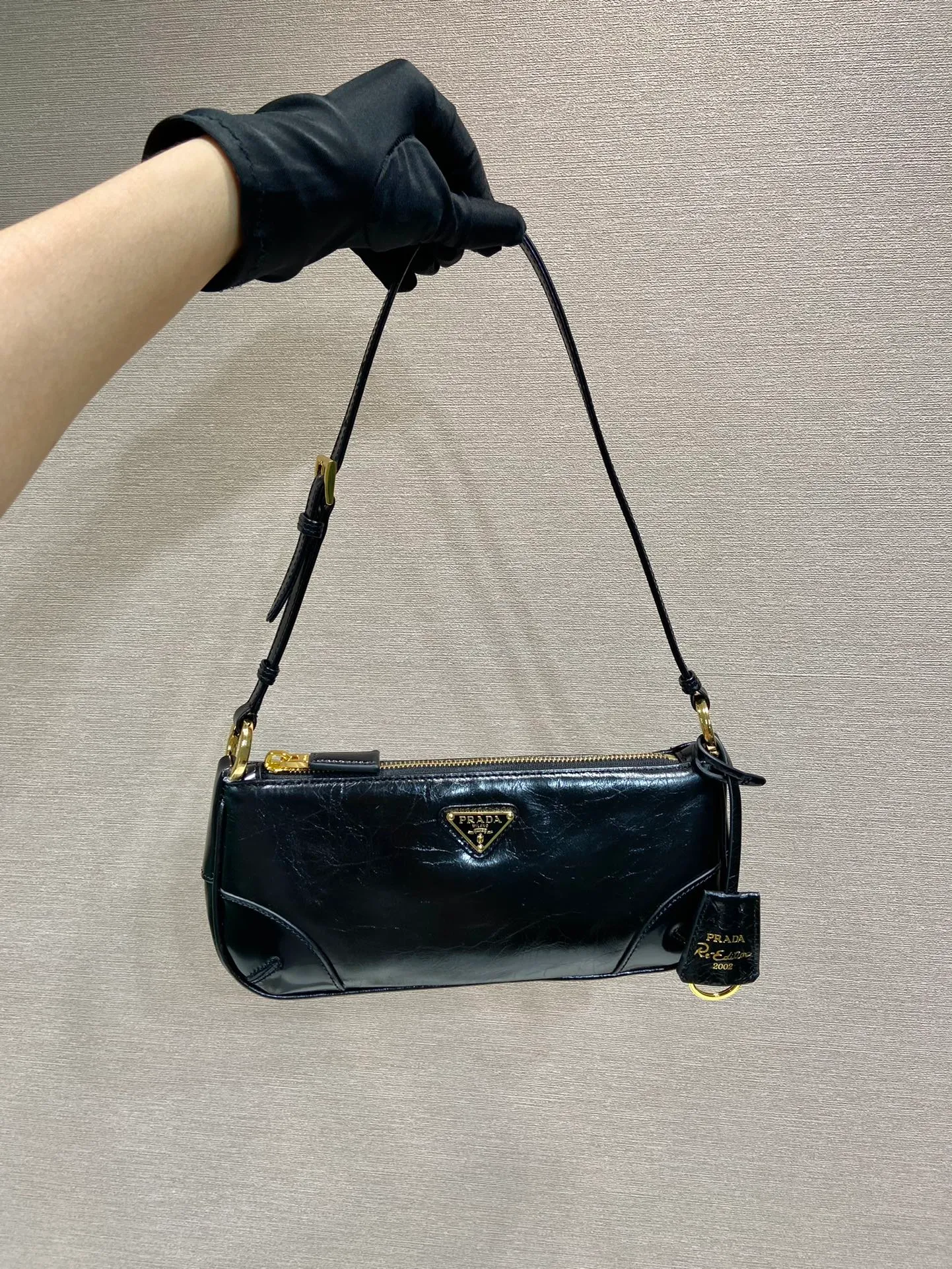 💰1100🎉Oil wax leather armpit bag🎉1BC201 oil wax leather🎉🎉 This elegant and simple oil wax leather 2002 shoulder bag is made of innovative imported oil wax leather. Embellished with glossy leather details. Incorporating P-style and versatile design elements, it is equipped with adjustable shoulder straps, metal hardware and a detachable key ring. The enameled triangular metal logo highlights the brand's classic character. Lightweight and practical, get it now🎉 Length 23.5x Height 10x Bottom 5cm