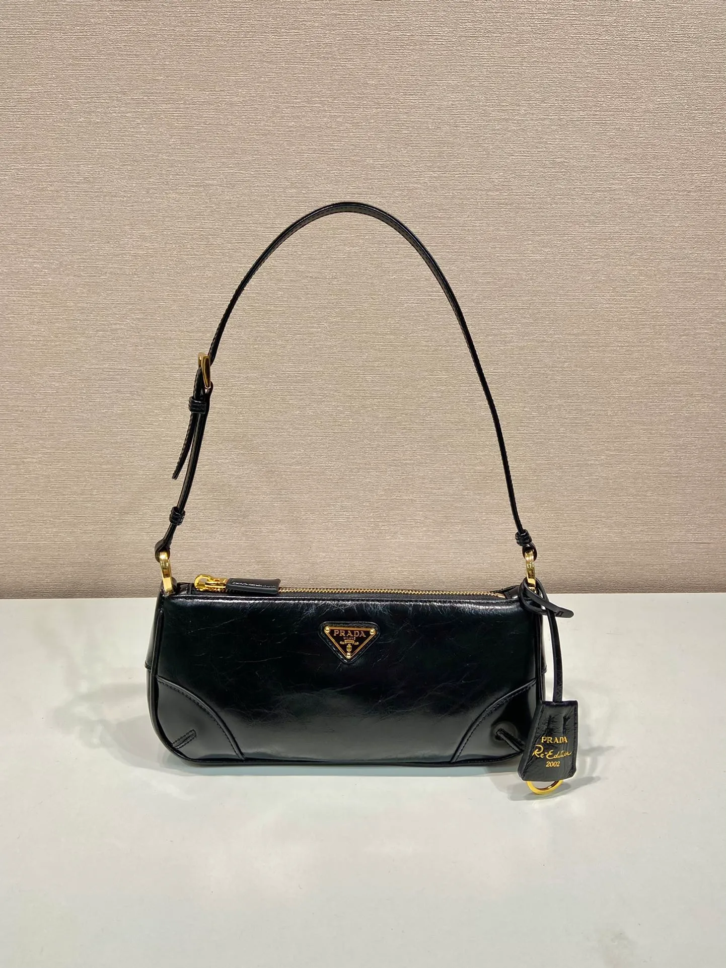💰1100🎉Oil wax leather armpit bag🎉1BC201 oil wax leather🎉🎉 This elegant and simple oil wax leather 2002 shoulder bag is made of innovative imported oil wax leather. Embellished with glossy leather details. Incorporating P-style and versatile design elements, it is equipped with adjustable shoulder straps, metal hardware and a detachable key ring. The enameled triangular metal logo highlights the brand's classic character. Lightweight and practical, get it now🎉 Length 23.5x Height 10x Bottom 5cm