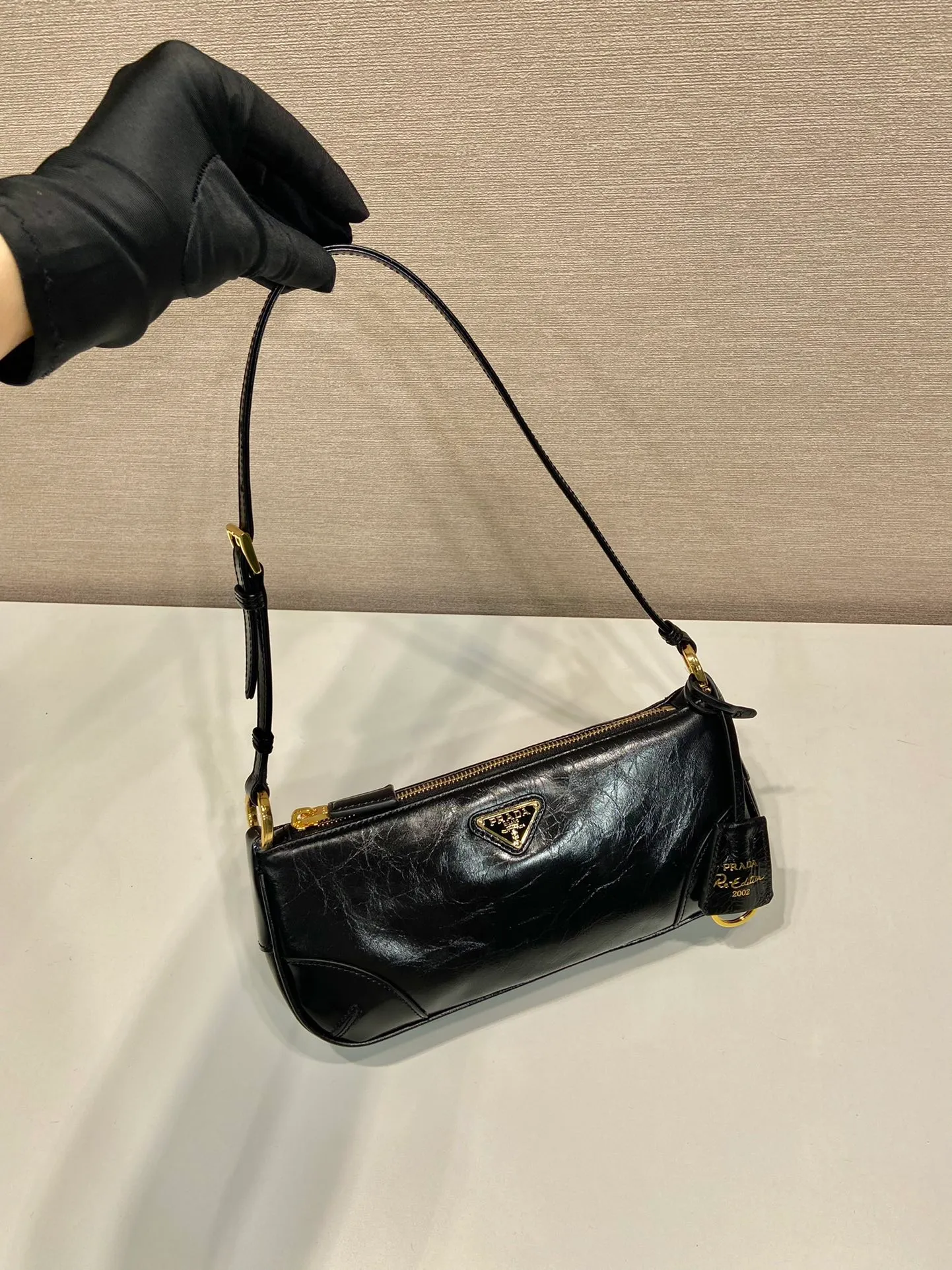 💰1100🎉Oil wax leather armpit bag🎉1BC201 oil wax leather🎉🎉 This elegant and simple oil wax leather 2002 shoulder bag is made of innovative imported oil wax leather. Embellished with glossy leather details. Incorporating P-style and versatile design elements, it is equipped with adjustable shoulder straps, metal hardware and a detachable key ring. The enameled triangular metal logo highlights the brand's classic character. Lightweight and practical, get it now🎉 Length 23.5x Height 10x Bottom 5cm
