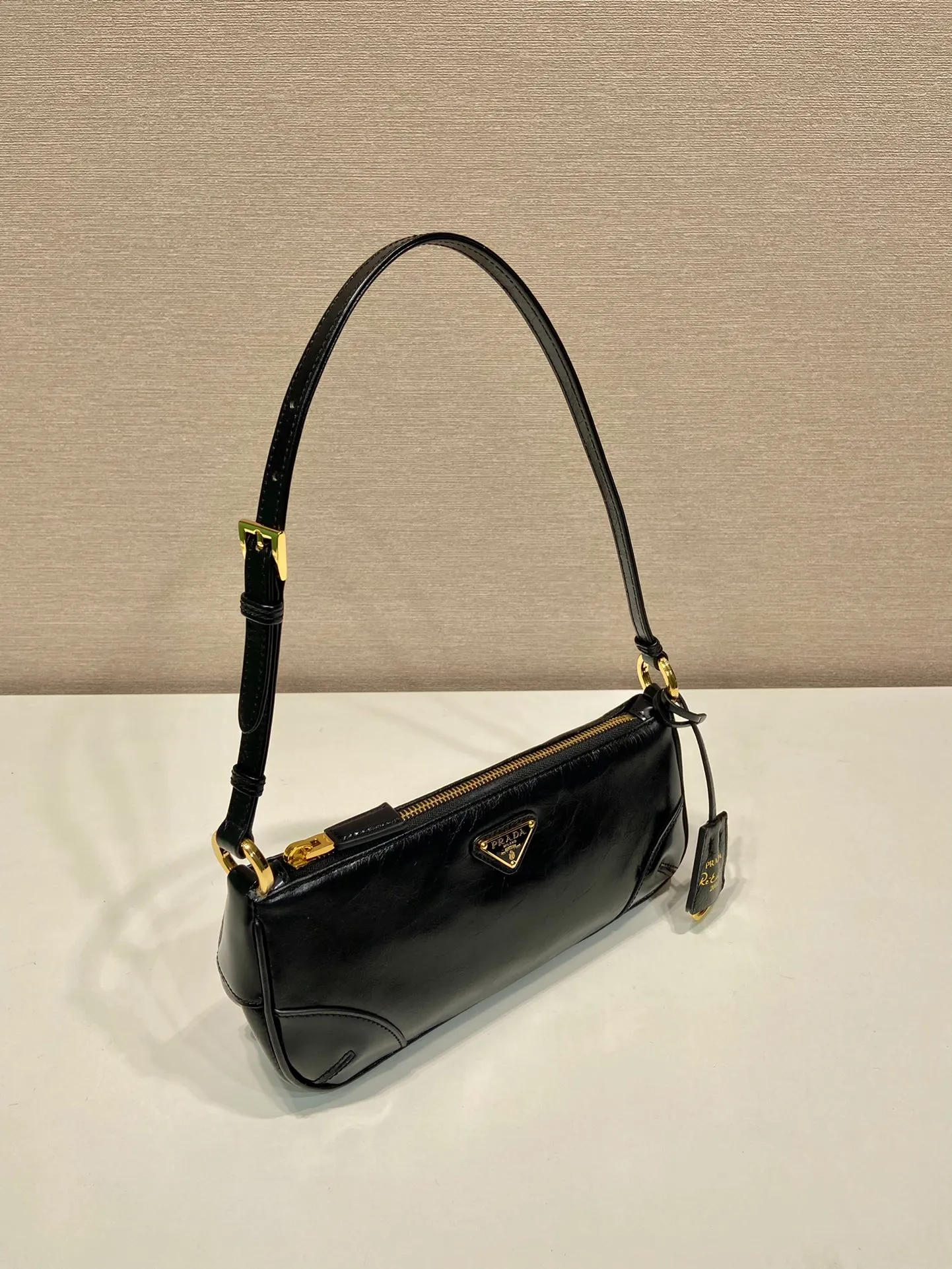 💰1100🎉Oil wax leather armpit bag🎉1BC201 oil wax leather🎉🎉 This elegant and simple oil wax leather 2002 shoulder bag is made of innovative imported oil wax leather. Embellished with glossy leather details. Incorporating P-style and versatile design elements, it is equipped with adjustable shoulder straps, metal hardware and a detachable key ring. The enameled triangular metal logo highlights the brand's classic character. Lightweight and practical, get it now🎉 Length 23.5x Height 10x Bottom 5cm