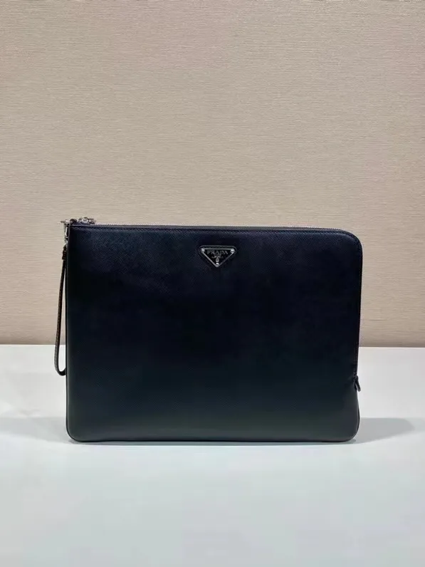 ¥640 🎉New style handbag🎉2NH023 large size🎉🎉 This men's handbag is made of cross grain cowhide. Equipped with a detachable handle strap and a 7-character pull design. Simple and elegant super slim model, light and practical, if you like it, hurry up and get it🎉🎉 Length 34x Height 25cm🎉🎉🎉👏👏👏