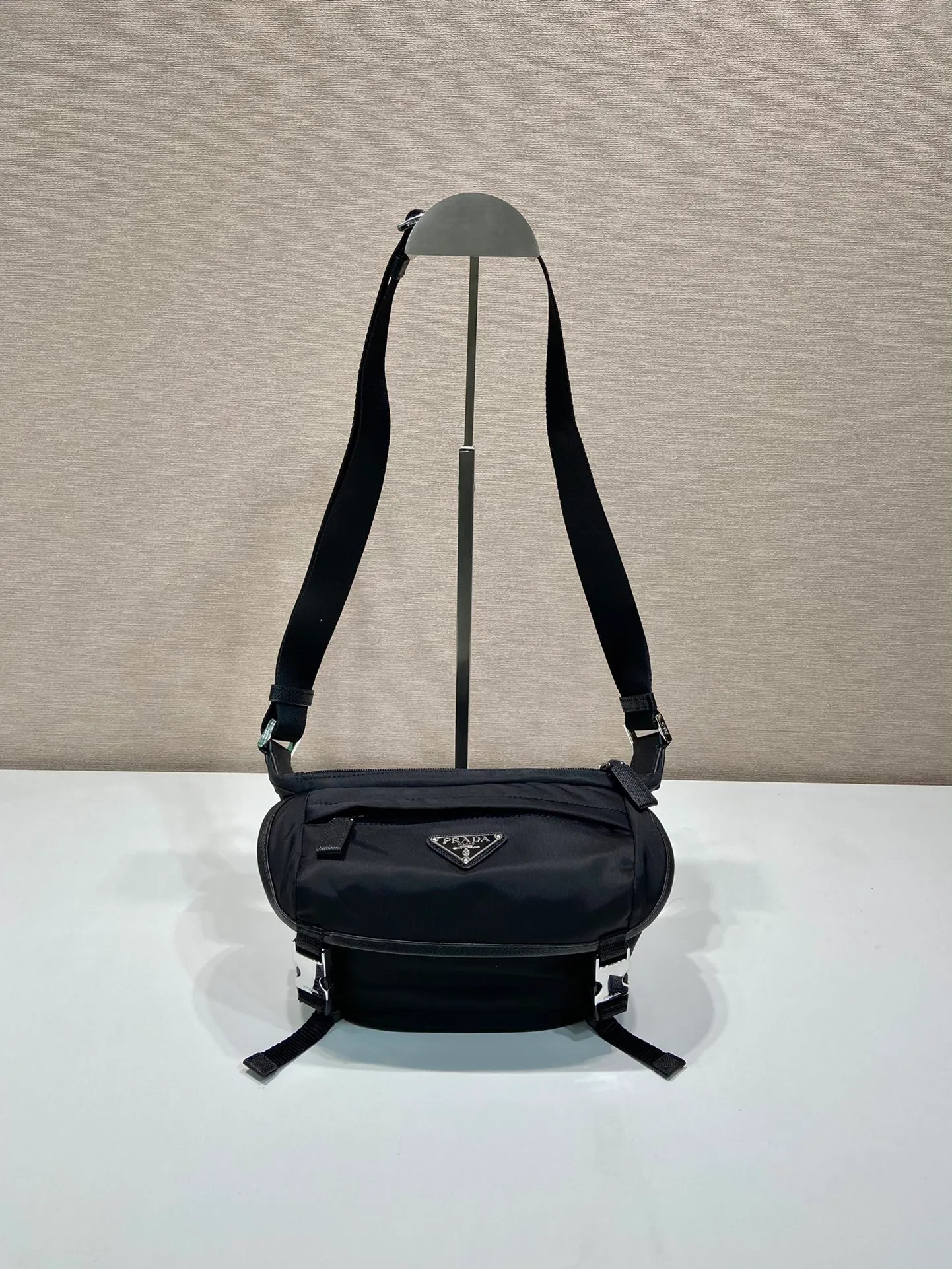 💰1000🎉Mini Messenger Bag🎉2VH171 Mini🎉🎉 This clamshell shoulder bag is made of iconic P house materials such as nylon and Saffiano leather. The shoulder bag features internal and external pockets and is embellished with a triangular metal logo, combining functionality with brand style. The upper body effect is very cool 😎, it is suitable for both men and women 🎉🎉 Simple and elegant 😘 Hurry up and get it 🎉🎉 Length 20x Height 13x Bottom 9cm