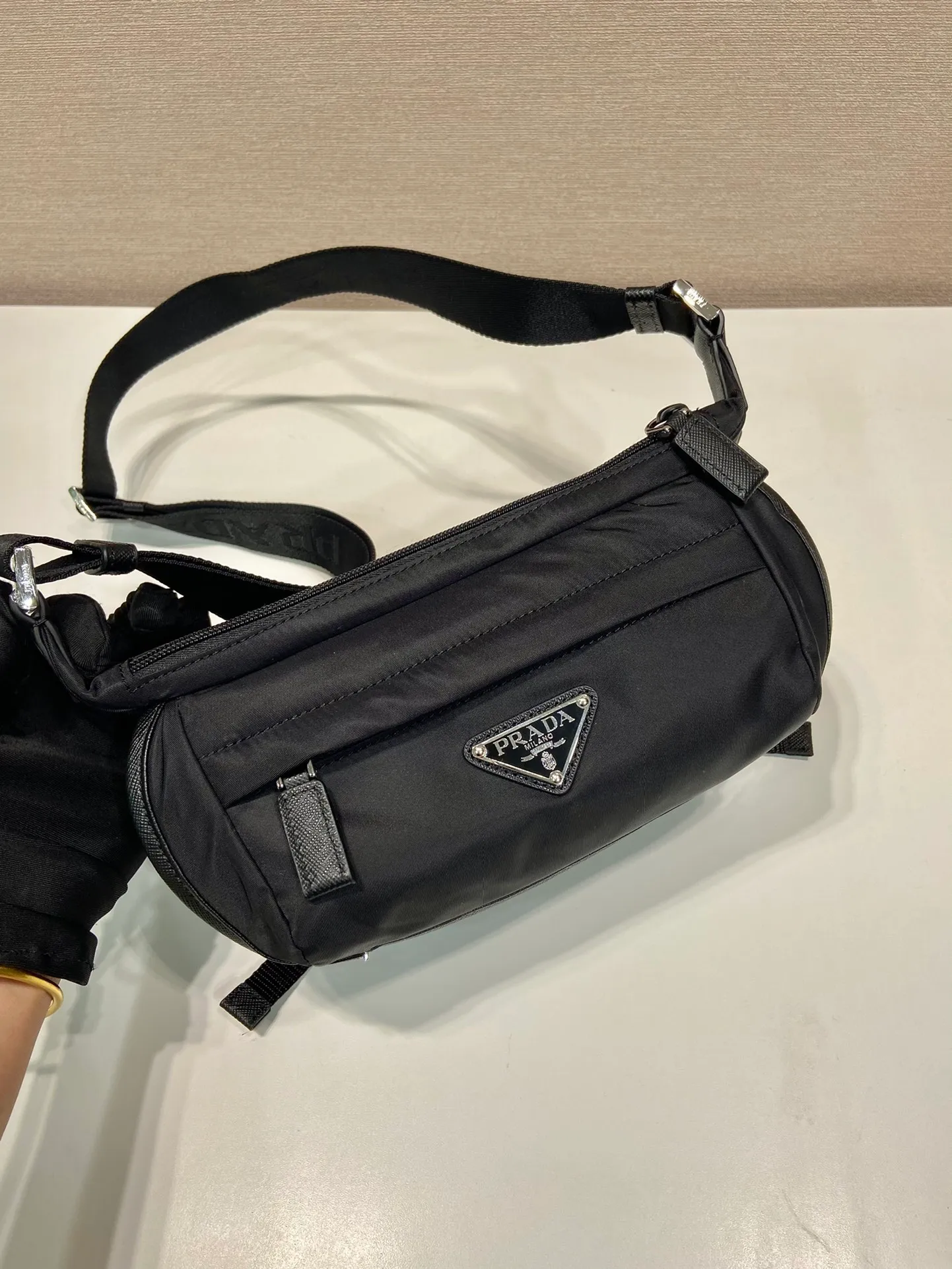 💰1000🎉Mini Messenger Bag🎉2VH171 Mini🎉🎉 This clamshell shoulder bag is made of iconic P house materials such as nylon and Saffiano leather. The shoulder bag features internal and external pockets and is embellished with a triangular metal logo, combining functionality with brand style. The upper body effect is very cool 😎, it is suitable for both men and women 🎉🎉 Simple and elegant 😘 Hurry up and get it 🎉🎉 Length 20x Height 13x Bottom 9cm