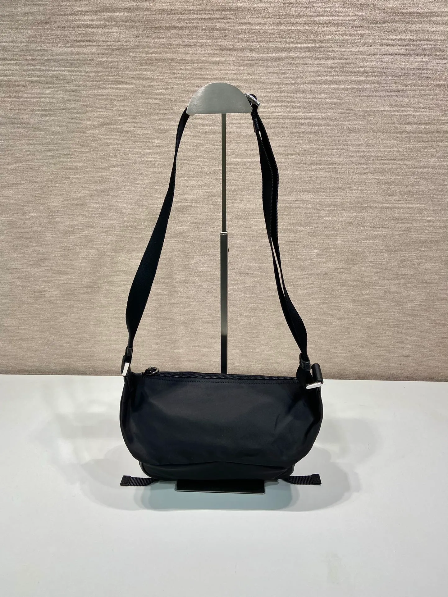 💰1000🎉Mini Messenger Bag🎉2VH171 Mini🎉🎉 This clamshell shoulder bag is made of iconic P house materials such as nylon and Saffiano leather. The shoulder bag features internal and external pockets and is embellished with a triangular metal logo, combining functionality with brand style. The upper body effect is very cool 😎, it is suitable for both men and women 🎉🎉 Simple and elegant 😘 Hurry up and get it 🎉🎉 Length 20x Height 13x Bottom 9cm