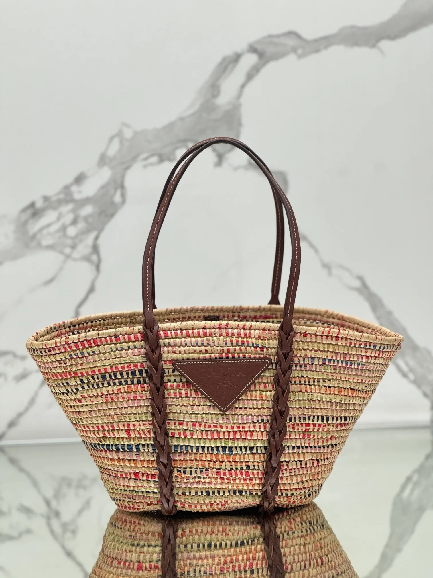 💰1900🌟The vegetable basket is here~ My favorite straw bag in summer. It has cowhide-edged corncob pattern shoulder straps and raffia weaving. It has a French lazy style. It can be carried in the hand or on the shoulder. The upper body is super nice! ! Size: length about 25×[width] about 25-50×[depth] about 16cm Style number: 1BG312