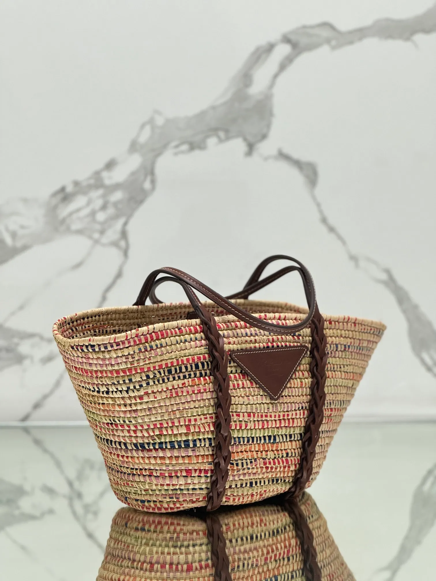 💰1900🌟The vegetable basket is here~ My favorite straw bag in summer. It has cowhide-edged corncob pattern shoulder straps and raffia weaving. It has a French lazy style. It can be carried in the hand or on the shoulder. The upper body is super nice! ! Size: length about 25×[width] about 25-50×[depth] about 16cm Style number: 1BG312