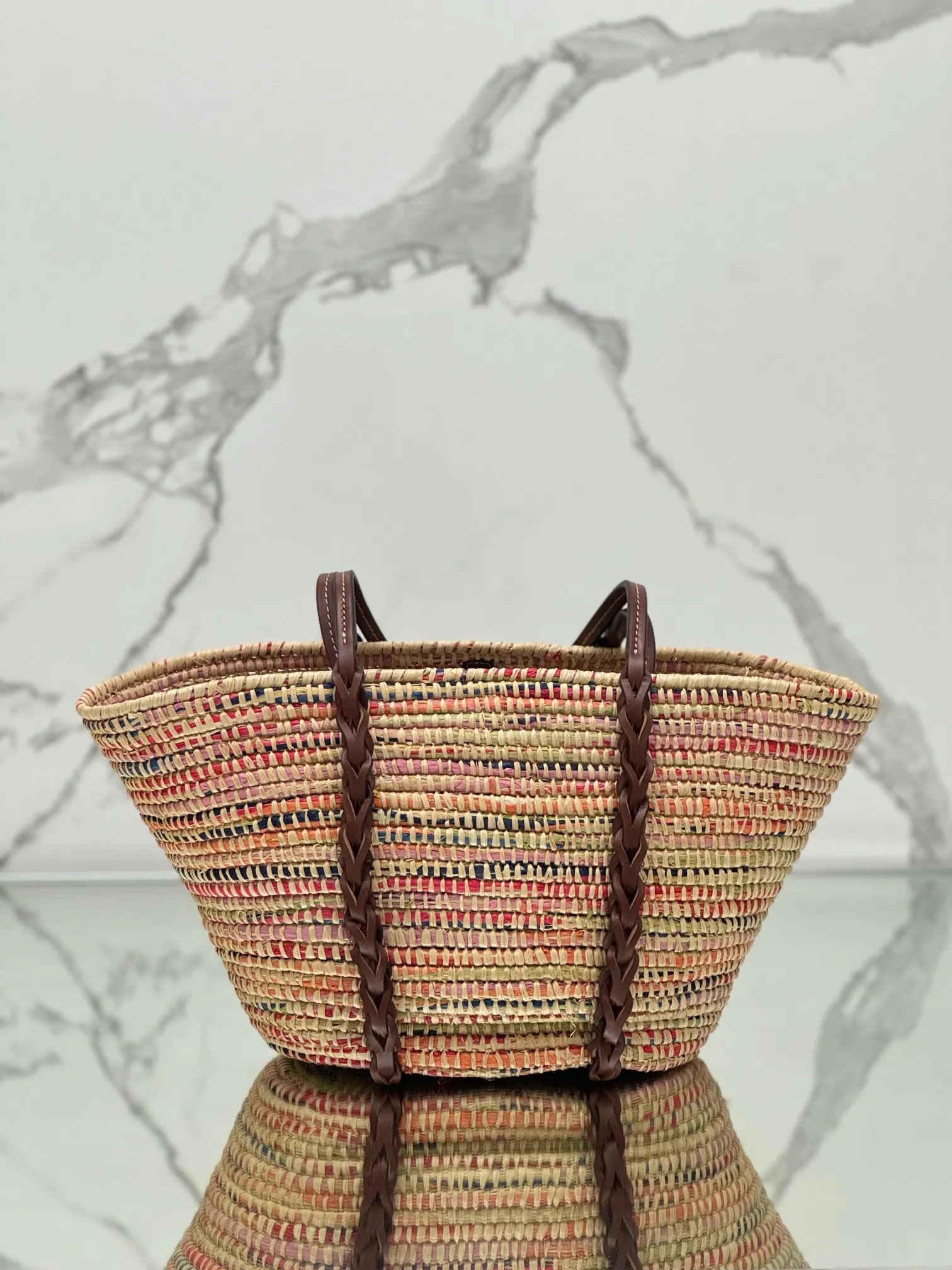 💰1900🌟The vegetable basket is here~ My favorite straw bag in summer. It has cowhide-edged corncob pattern shoulder straps and raffia weaving. It has a French lazy style. It can be carried in the hand or on the shoulder. The upper body is super nice! ! Size: length about 25×[width] about 25-50×[depth] about 16cm Style number: 1BG312