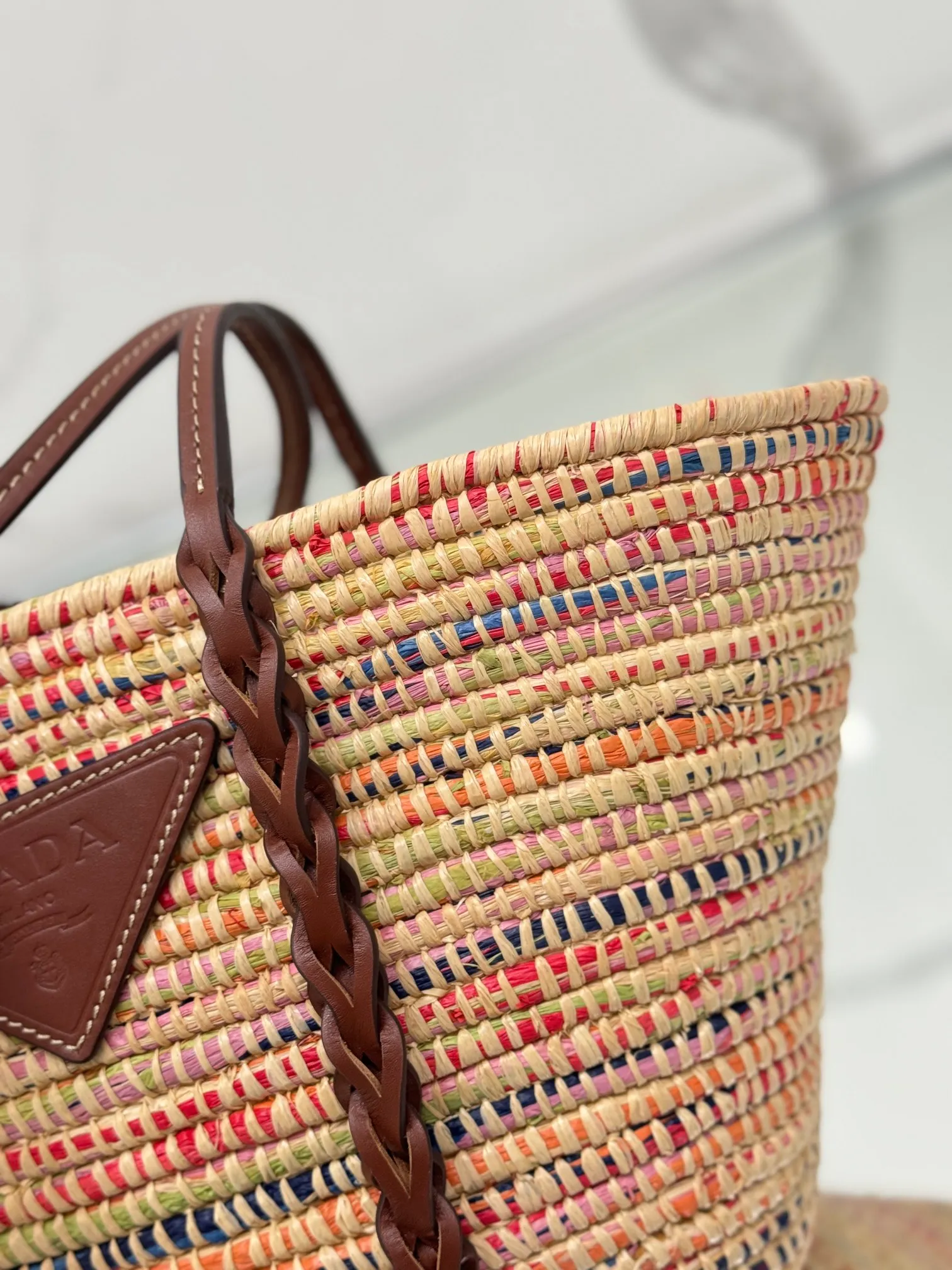💰1900🌟The vegetable basket is here~ My favorite straw bag in summer. It has cowhide-edged corncob pattern shoulder straps and raffia weaving. It has a French lazy style. It can be carried in the hand or on the shoulder. The upper body is super nice! ! Size: length about 25×[width] about 25-50×[depth] about 16cm Style number: 1BG312