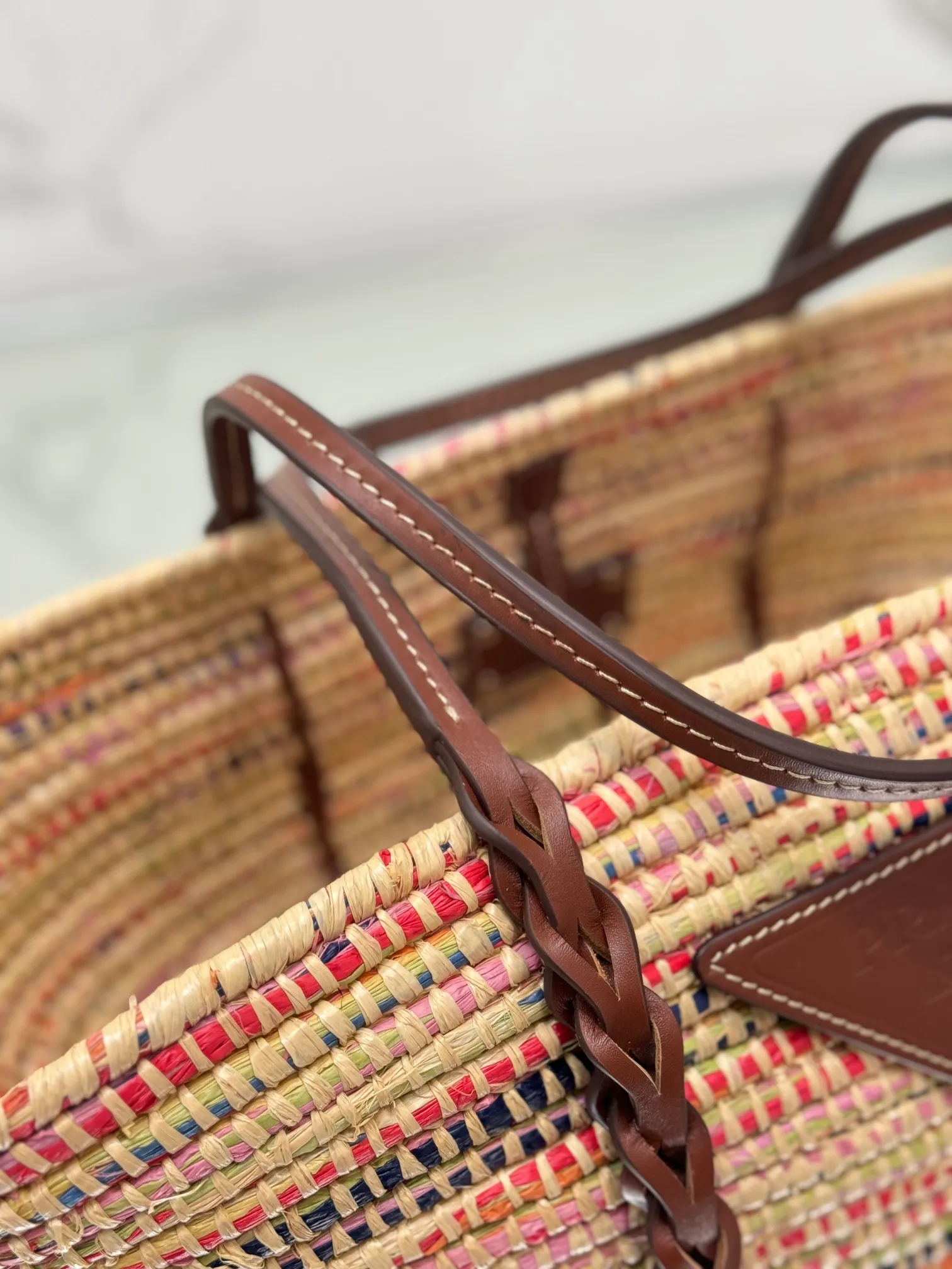 💰1900🌟The vegetable basket is here~ My favorite straw bag in summer. It has cowhide-edged corncob pattern shoulder straps and raffia weaving. It has a French lazy style. It can be carried in the hand or on the shoulder. The upper body is super nice! ! Size: length about 25×[width] about 25-50×[depth] about 16cm Style number: 1BG312
