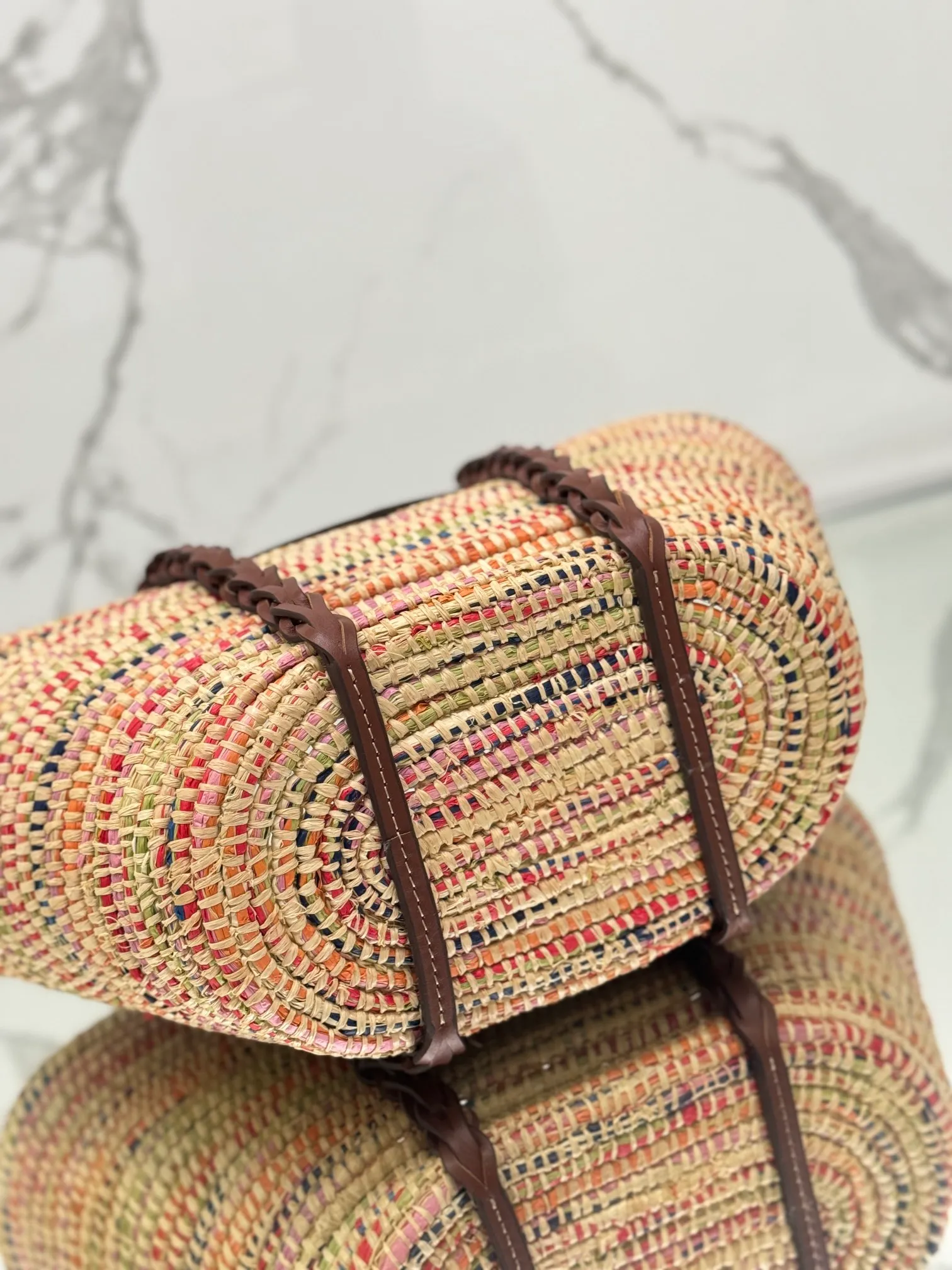 💰1900🌟The vegetable basket is here~ My favorite straw bag in summer. It has cowhide-edged corncob pattern shoulder straps and raffia weaving. It has a French lazy style. It can be carried in the hand or on the shoulder. The upper body is super nice! ! Size: length about 25×[width] about 25-50×[depth] about 16cm Style number: 1BG312