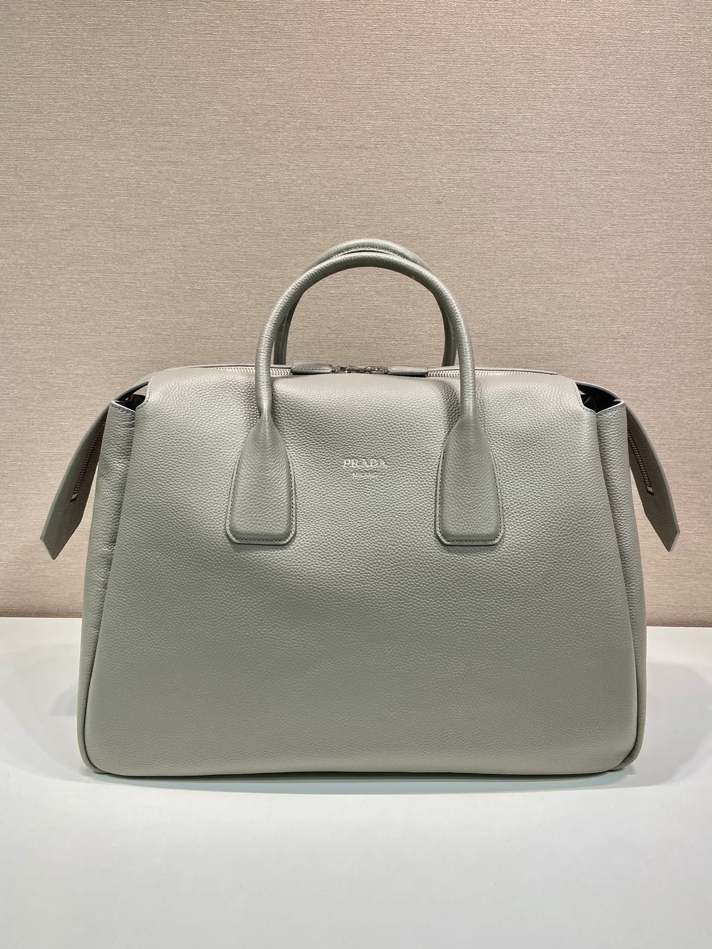 💰2300🎉New travel bag🎉2VC035🎉🎉 This double handle leather travel bag is made of imported calfskin, which has an ultra-soft feel and look. It has a hot-stamped logo on the front. Zip closure. Internal compartment with zippered pocket. Re-Nylon logo lining. Enameled metal triangle logo on both sides of the zipper strap. A must-have for travel, very popular, and a popular style that will never go out of style🎉🎉 Length 50x Height 33x Bottom 19cm🎉🎉🎉💰💰💰