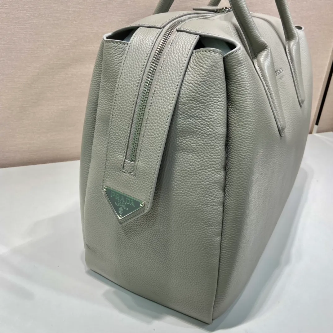 💰2300🎉New travel bag🎉2VC035🎉🎉 This double handle leather travel bag is made of imported calfskin, which has an ultra-soft feel and look. It has a hot-stamped logo on the front. Zip closure. Internal compartment with zippered pocket. Re-Nylon logo lining. Enameled metal triangle logo on both sides of the zipper strap. A must-have for travel, very popular, and a popular style that will never go out of style🎉🎉 Length 50x Height 33x Bottom 19cm🎉🎉🎉💰💰💰