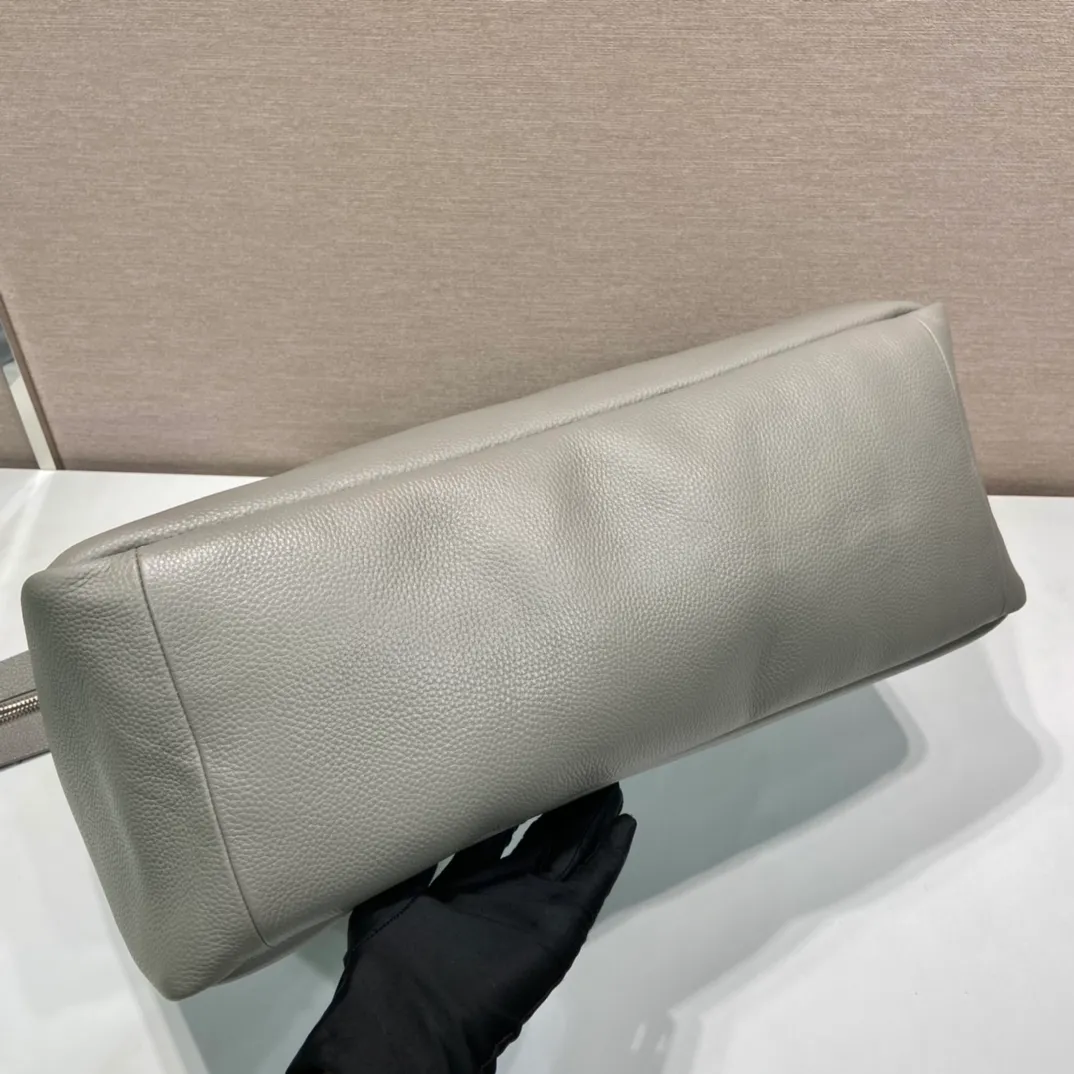💰2300🎉New travel bag🎉2VC035🎉🎉 This double handle leather travel bag is made of imported calfskin, which has an ultra-soft feel and look. It has a hot-stamped logo on the front. Zip closure. Internal compartment with zippered pocket. Re-Nylon logo lining. Enameled metal triangle logo on both sides of the zipper strap. A must-have for travel, very popular, and a popular style that will never go out of style🎉🎉 Length 50x Height 33x Bottom 19cm🎉🎉🎉💰💰💰