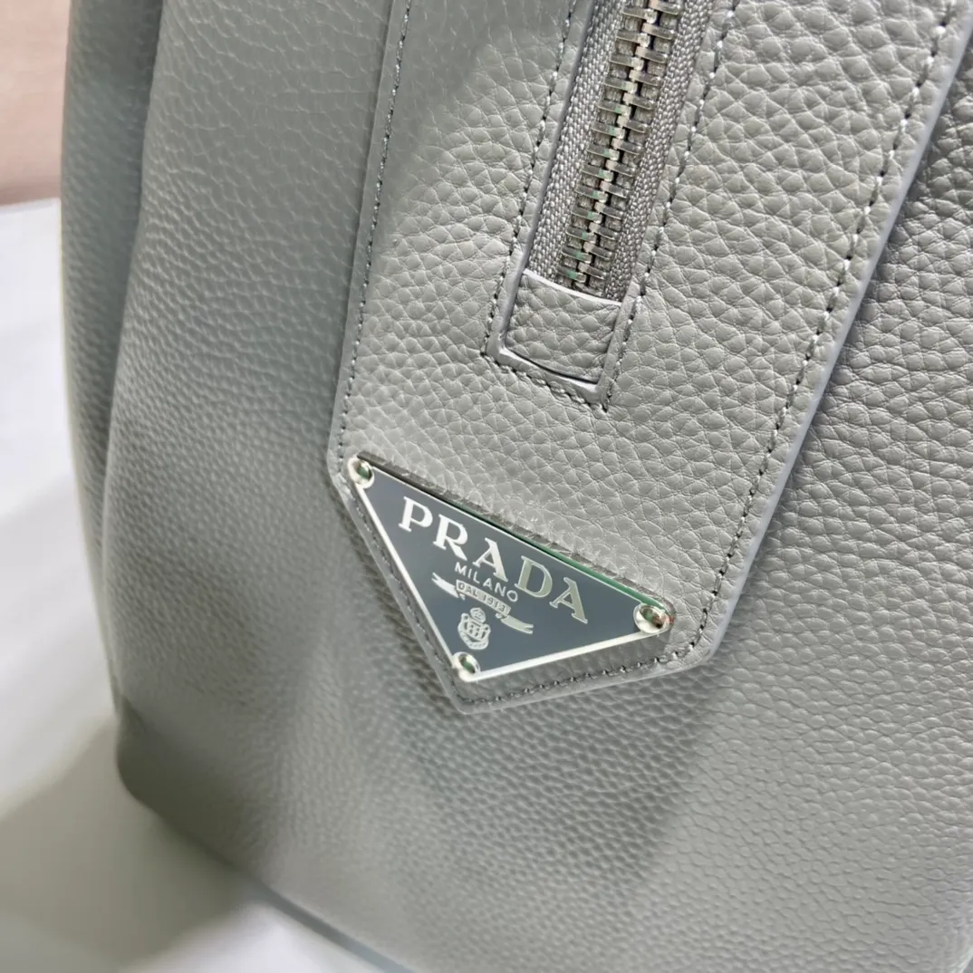 💰2300🎉New travel bag🎉2VC035🎉🎉 This double handle leather travel bag is made of imported calfskin, which has an ultra-soft feel and look. It has a hot-stamped logo on the front. Zip closure. Internal compartment with zippered pocket. Re-Nylon logo lining. Enameled metal triangle logo on both sides of the zipper strap. A must-have for travel, very popular, and a popular style that will never go out of style🎉🎉 Length 50x Height 33x Bottom 19cm🎉🎉🎉💰💰💰