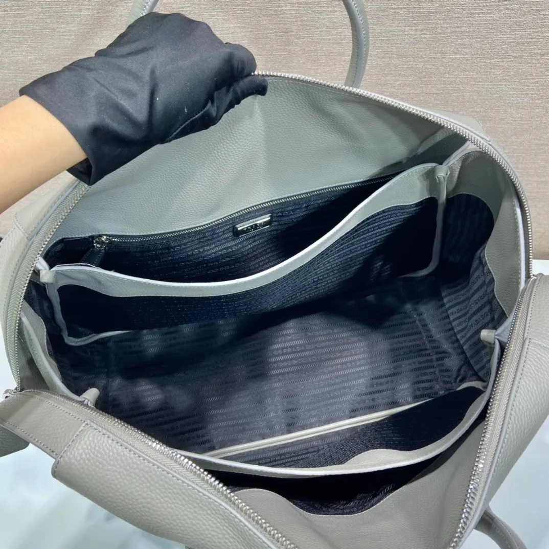 💰2300🎉New travel bag🎉2VC035🎉🎉 This double handle leather travel bag is made of imported calfskin, which has an ultra-soft feel and look. It has a hot-stamped logo on the front. Zip closure. Internal compartment with zippered pocket. Re-Nylon logo lining. Enameled metal triangle logo on both sides of the zipper strap. A must-have for travel, very popular, and a popular style that will never go out of style🎉🎉 Length 50x Height 33x Bottom 19cm🎉🎉🎉💰💰💰