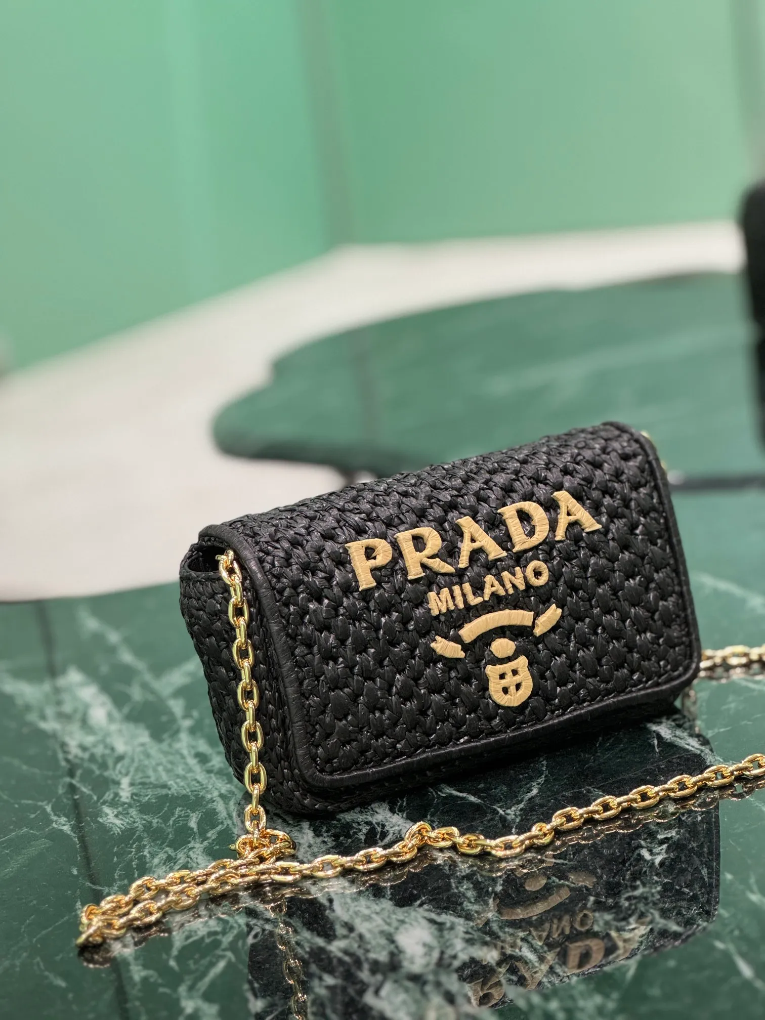 💰1560, chain ⛓️Woven bag This bag has a sophisticated, modern appeal and is made of woven fabric, giving the accessory a soft touch. This style features a detachable chain shoulder strap, Nappa leather interior, gold-tone hardware and a contrasting embroidered monogram. Style number: 1BF135 Dimensions: Width 20 x Length 13 x Base 7cm