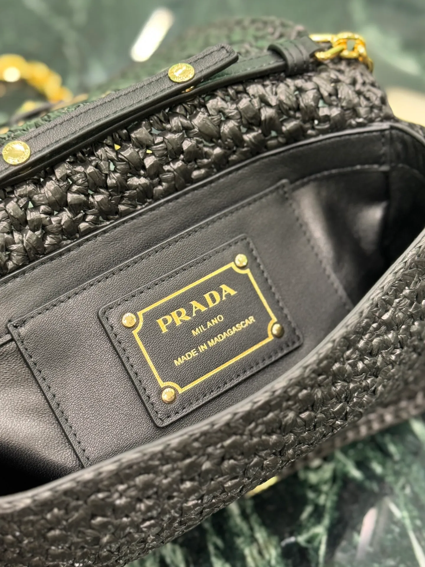 💰1560, chain ⛓️Woven bag This bag has a sophisticated, modern appeal and is made of woven fabric, giving the accessory a soft touch. This style features a detachable chain shoulder strap, Nappa leather interior, gold-tone hardware and a contrasting embroidered monogram. Style number: 1BF135 Dimensions: Width 20 x Length 13 x Base 7cm