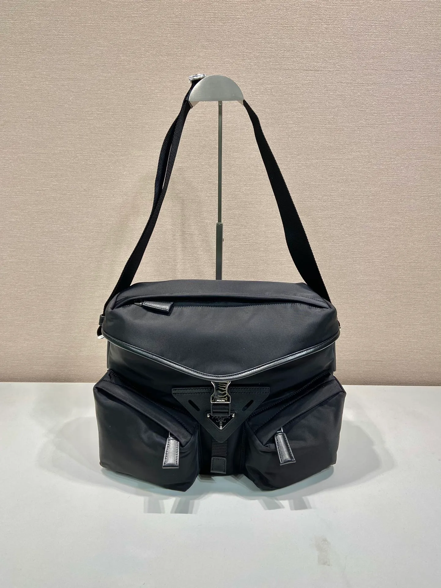 💰1320🎉New men's bag🎉2VD062 cross-body bag🎉🎉 This cross-body bag is made of imported nylon fabric and top-grade hardware. It features 2 zippered pockets on the front, a flap buckle, and a long adjustable shoulder strap. Large capacity space and many compartments. It is practical and elegant, hurry up and get it, it is another popular style that will never go out of style🎉🎉 Length 29x Height 23x Bottom 15cm🎉🎉🎉👏👏👏