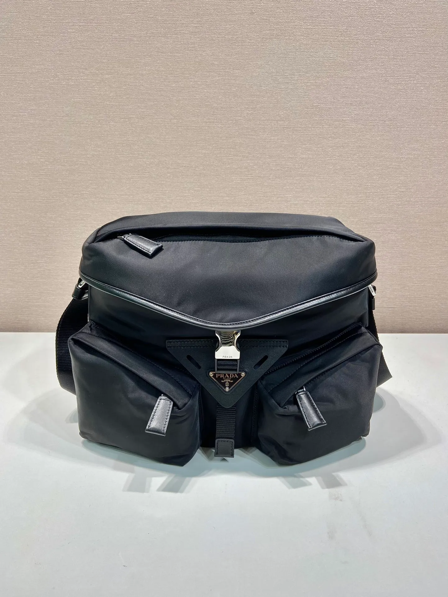 💰1320🎉New men's bag🎉2VD062 cross-body bag🎉🎉 This cross-body bag is made of imported nylon fabric and top-grade hardware. It features 2 zippered pockets on the front, a flap buckle, and a long adjustable shoulder strap. Large capacity space and many compartments. It is practical and elegant, hurry up and get it, it is another popular style that will never go out of style🎉🎉 Length 29x Height 23x Bottom 15cm🎉🎉🎉👏👏👏