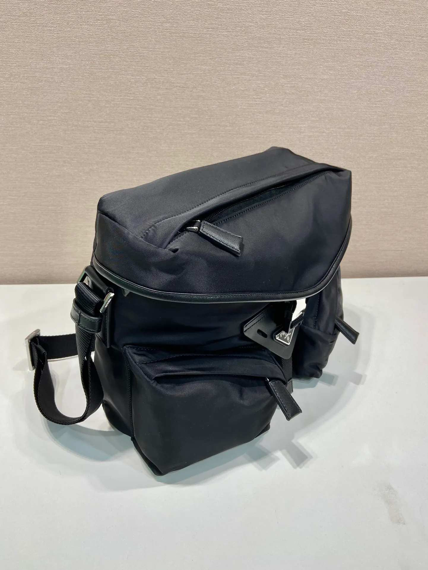 💰1320🎉New men's bag🎉2VD062 cross-body bag🎉🎉 This cross-body bag is made of imported nylon fabric and top-grade hardware. It features 2 zippered pockets on the front, a flap buckle, and a long adjustable shoulder strap. Large capacity space and many compartments. It is practical and elegant, hurry up and get it, it is another popular style that will never go out of style🎉🎉 Length 29x Height 23x Bottom 15cm🎉🎉🎉👏👏👏