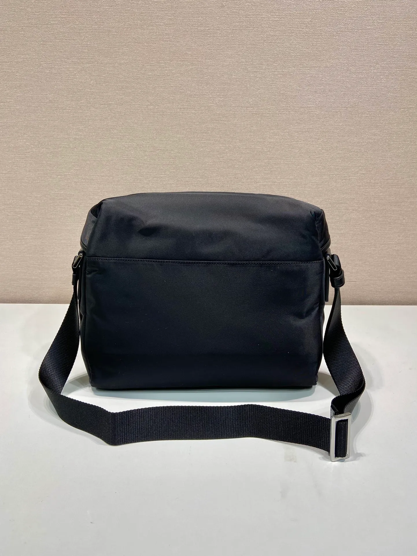 💰1320🎉New men's bag🎉2VD062 cross-body bag🎉🎉 This cross-body bag is made of imported nylon fabric and top-grade hardware. It features 2 zippered pockets on the front, a flap buckle, and a long adjustable shoulder strap. Large capacity space and many compartments. It is practical and elegant, hurry up and get it, it is another popular style that will never go out of style🎉🎉 Length 29x Height 23x Bottom 15cm🎉🎉🎉👏👏👏