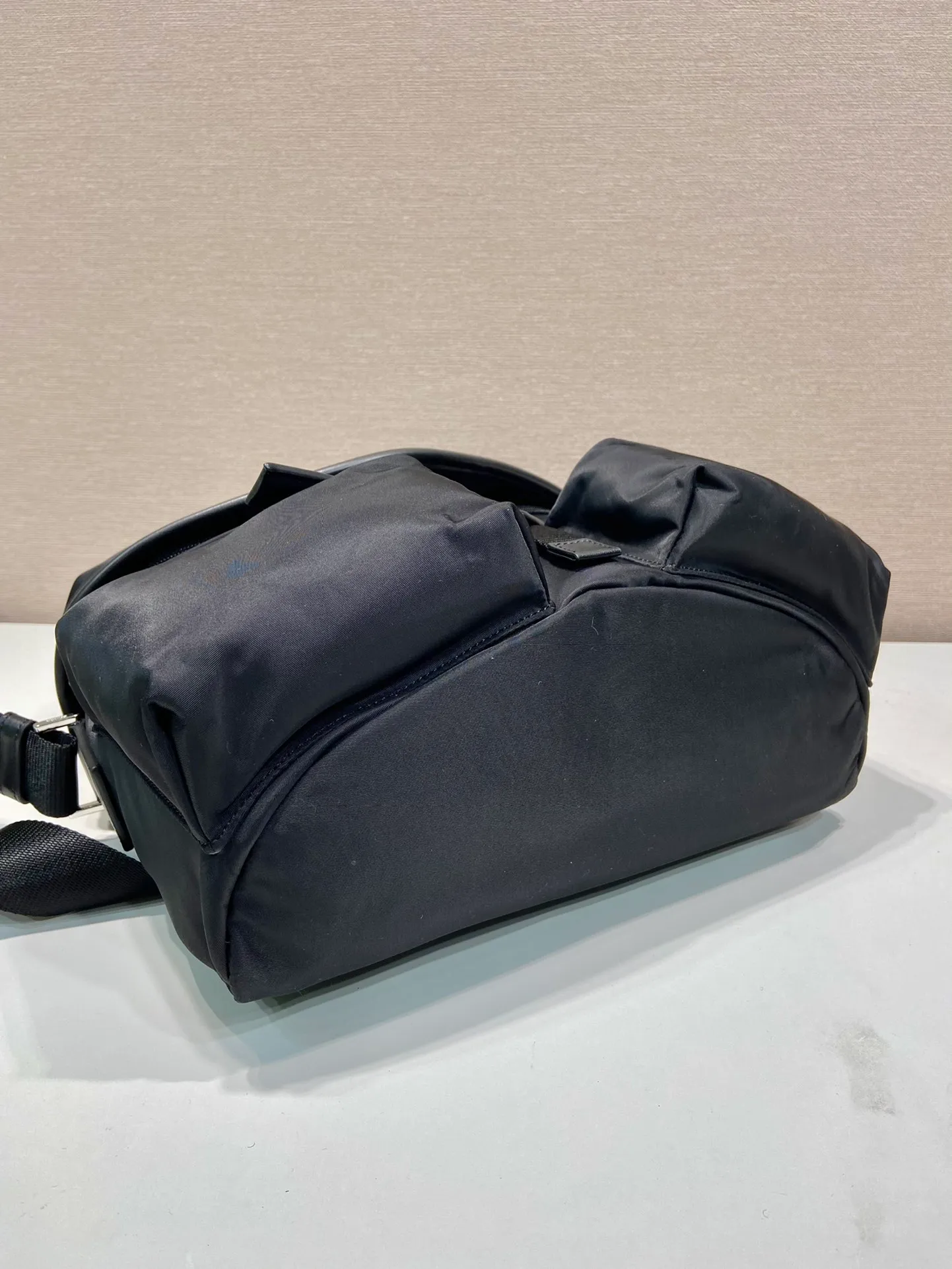💰1320🎉New men's bag🎉2VD062 cross-body bag🎉🎉 This cross-body bag is made of imported nylon fabric and top-grade hardware. It features 2 zippered pockets on the front, a flap buckle, and a long adjustable shoulder strap. Large capacity space and many compartments. It is practical and elegant, hurry up and get it, it is another popular style that will never go out of style🎉🎉 Length 29x Height 23x Bottom 15cm🎉🎉🎉👏👏👏
