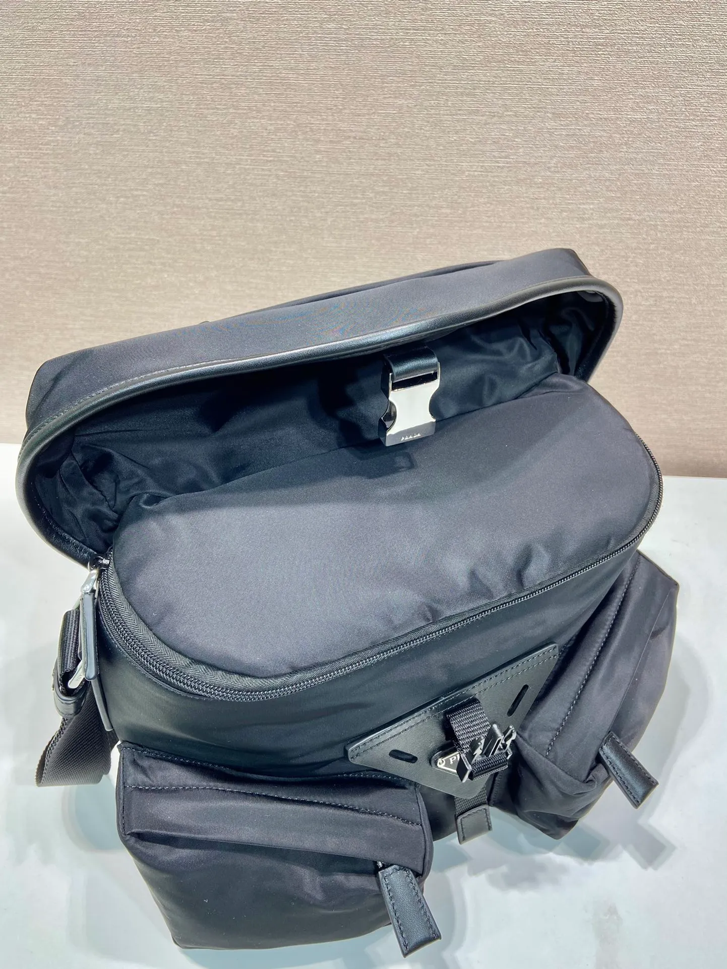 💰1320🎉New men's bag🎉2VD062 cross-body bag🎉🎉 This cross-body bag is made of imported nylon fabric and top-grade hardware. It features 2 zippered pockets on the front, a flap buckle, and a long adjustable shoulder strap. Large capacity space and many compartments. It is practical and elegant, hurry up and get it, it is another popular style that will never go out of style🎉🎉 Length 29x Height 23x Bottom 15cm🎉🎉🎉👏👏👏