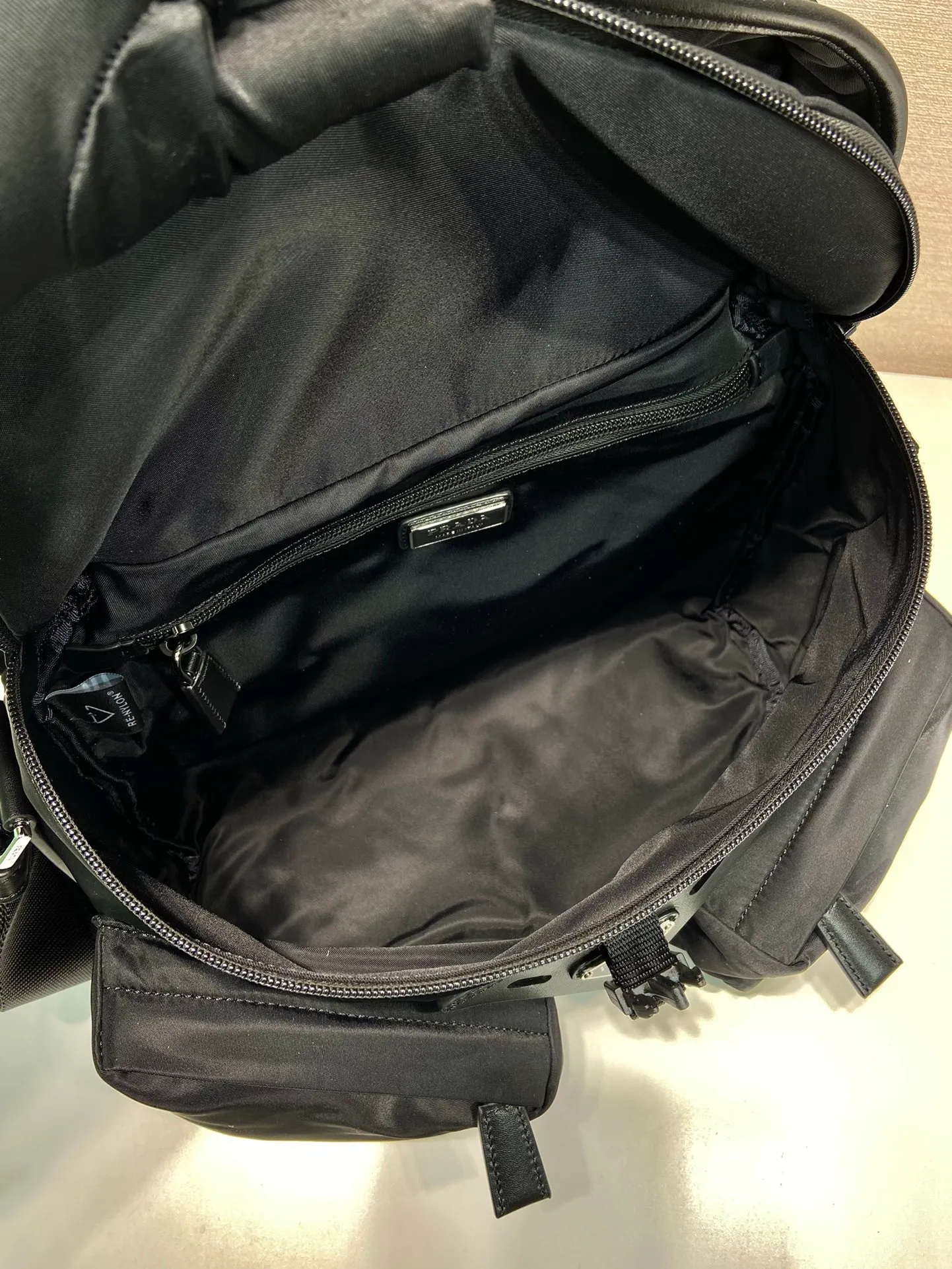 💰1320🎉New men's bag🎉2VD062 cross-body bag🎉🎉 This cross-body bag is made of imported nylon fabric and top-grade hardware. It features 2 zippered pockets on the front, a flap buckle, and a long adjustable shoulder strap. Large capacity space and many compartments. It is practical and elegant, hurry up and get it, it is another popular style that will never go out of style🎉🎉 Length 29x Height 23x Bottom 15cm🎉🎉🎉👏👏👏