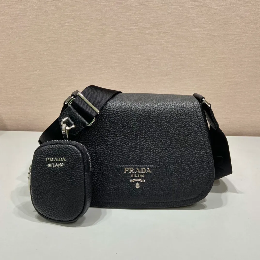 💰1800🎉New model🎉1BD293🎉🎉 This cross-body bag is made of imported deerskin grain cowhide, with a clamshell design and an adjustable long shoulder strap. My favorite is the small bag on the shoulder strap😘It’s so perfect😘, it has large capacity, simple and elegant, and it feels super soft🎉Hurry up and get it🎉 Length 24x height 17x base 9.5cm🎉🎉🎉👏👏👏