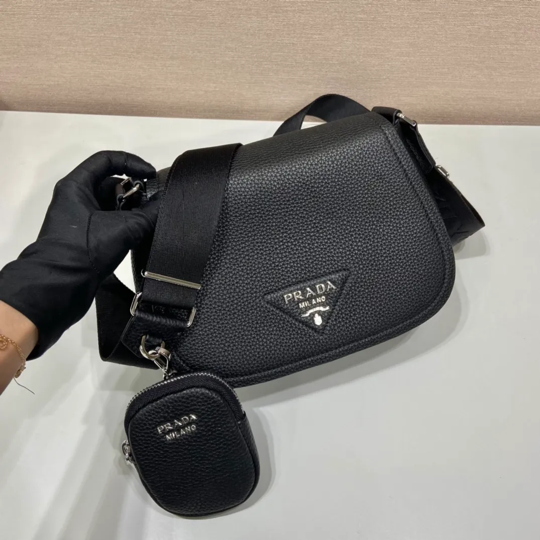 💰1800🎉New model🎉1BD293🎉🎉 This cross-body bag is made of imported deerskin grain cowhide, with a clamshell design and an adjustable long shoulder strap. My favorite is the small bag on the shoulder strap😘It’s so perfect😘, it has large capacity, simple and elegant, and it feels super soft🎉Hurry up and get it🎉 Length 24x height 17x base 9.5cm🎉🎉🎉👏👏👏