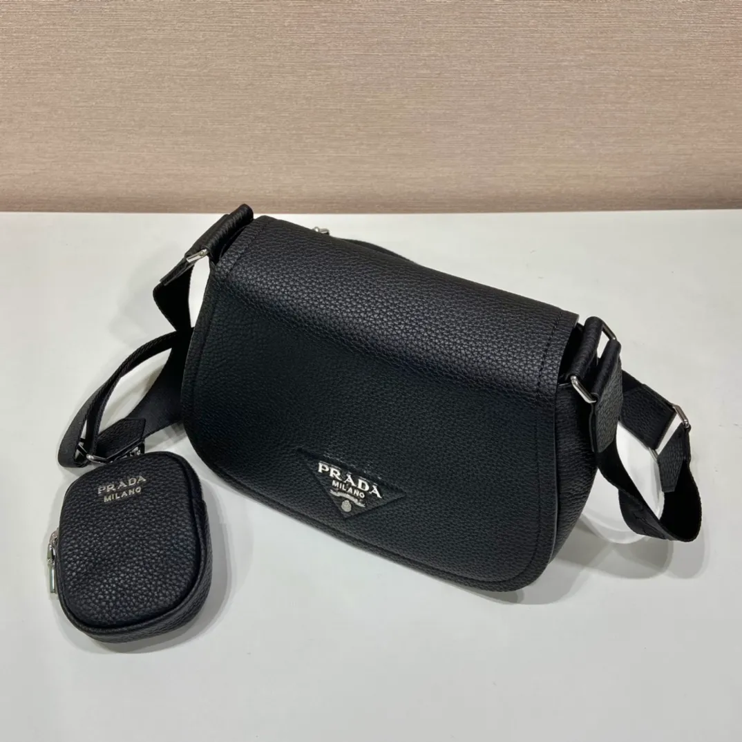 💰1800🎉New model🎉1BD293🎉🎉 This cross-body bag is made of imported deerskin grain cowhide, with a clamshell design and an adjustable long shoulder strap. My favorite is the small bag on the shoulder strap😘It’s so perfect😘, it has large capacity, simple and elegant, and it feels super soft🎉Hurry up and get it🎉 Length 24x height 17x base 9.5cm🎉🎉🎉👏👏👏