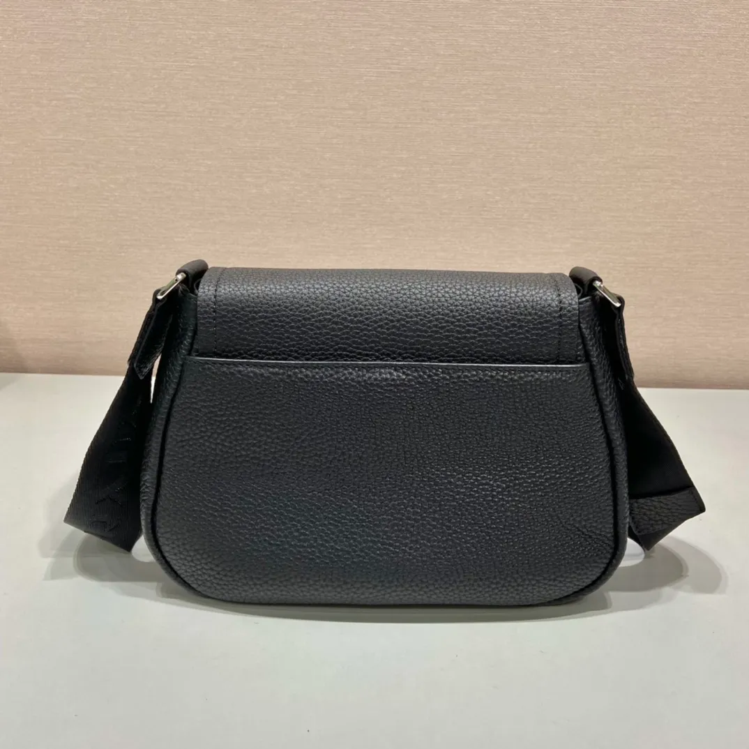 💰1800🎉New model🎉1BD293🎉🎉 This cross-body bag is made of imported deerskin grain cowhide, with a clamshell design and an adjustable long shoulder strap. My favorite is the small bag on the shoulder strap😘It’s so perfect😘, it has large capacity, simple and elegant, and it feels super soft🎉Hurry up and get it🎉 Length 24x height 17x base 9.5cm🎉🎉🎉👏👏👏